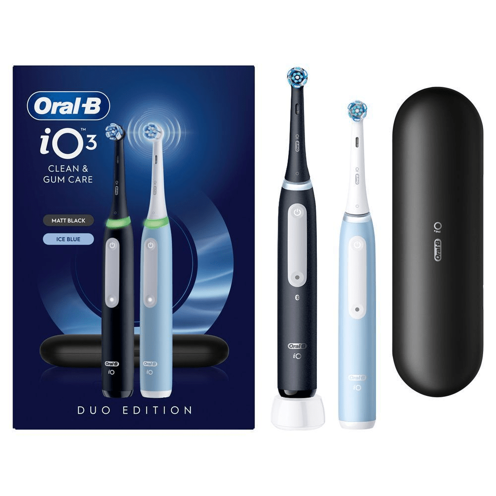 [RO] Oral-B iO 3 Duo Edition, prezentată cu cutia și două periuțe de dinți, negru mat și albastru deschis. [ES] Cepillos de dientes Oral-B iO 3, edición dúo, en negro mate y azul hielo, con el texto impieza y cuidado de las encías. Incluye estuche de viaje.