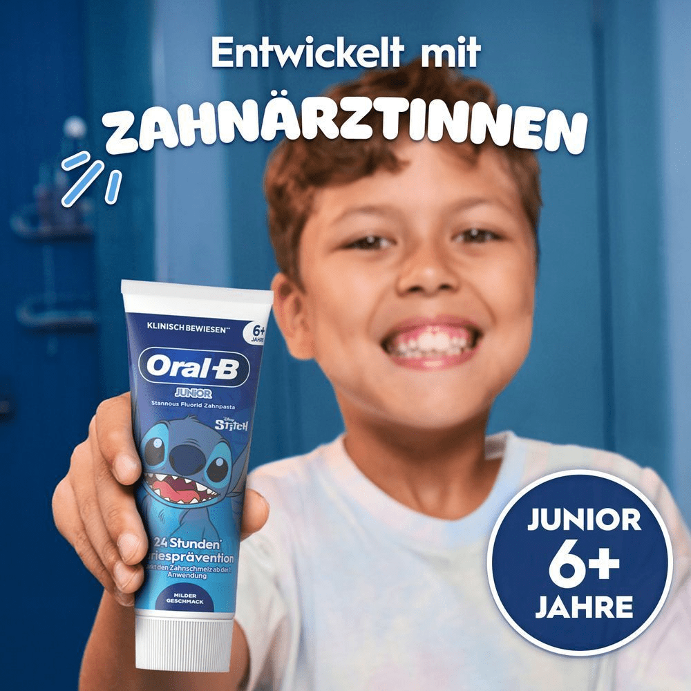 Ein Junge hält Zahnbürste und Oral-B Junior Zahnpasta. Dazu der Text: Entwickelt mit ZAHNÄRZTINNEN