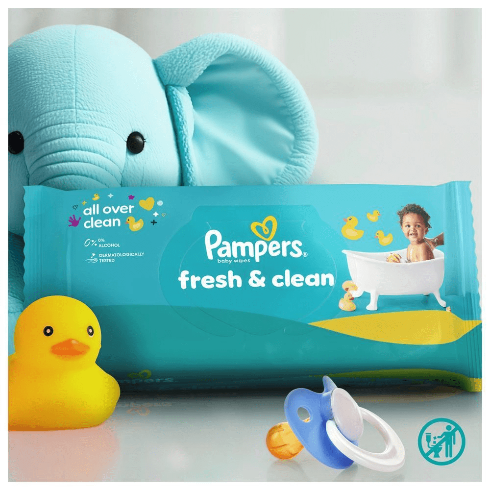 Pampers Fresh & Clean Feuchttücher-Packung steht vor einem Elefantkuscheltier und einer gelben Badeente. Hervorgehoben wird die gründliche und zart duftende Reinigung.