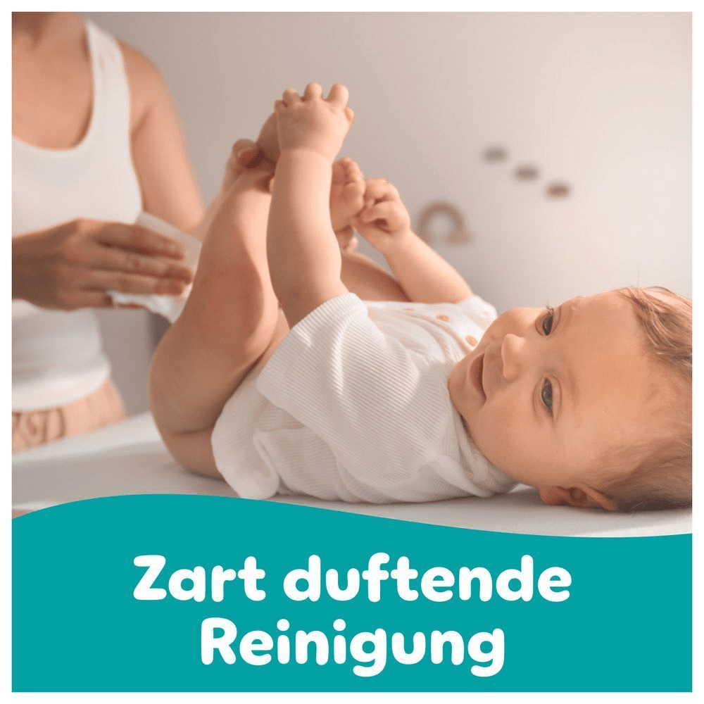 Baby wird gewickelt und mit Feuchttüchern gereinigt. Pampers Fresh & Clean Feuchttücher für eine zart duftende Reinigung.