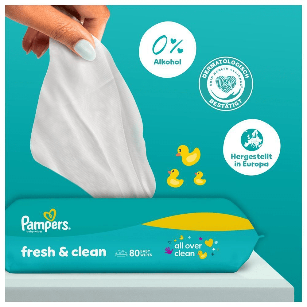 Pampers Fresh & Clean Feuchttücher wird von einer Hand aus der Verpackung gezogen. Hervorgehoben werden 3 Produktvorteile.