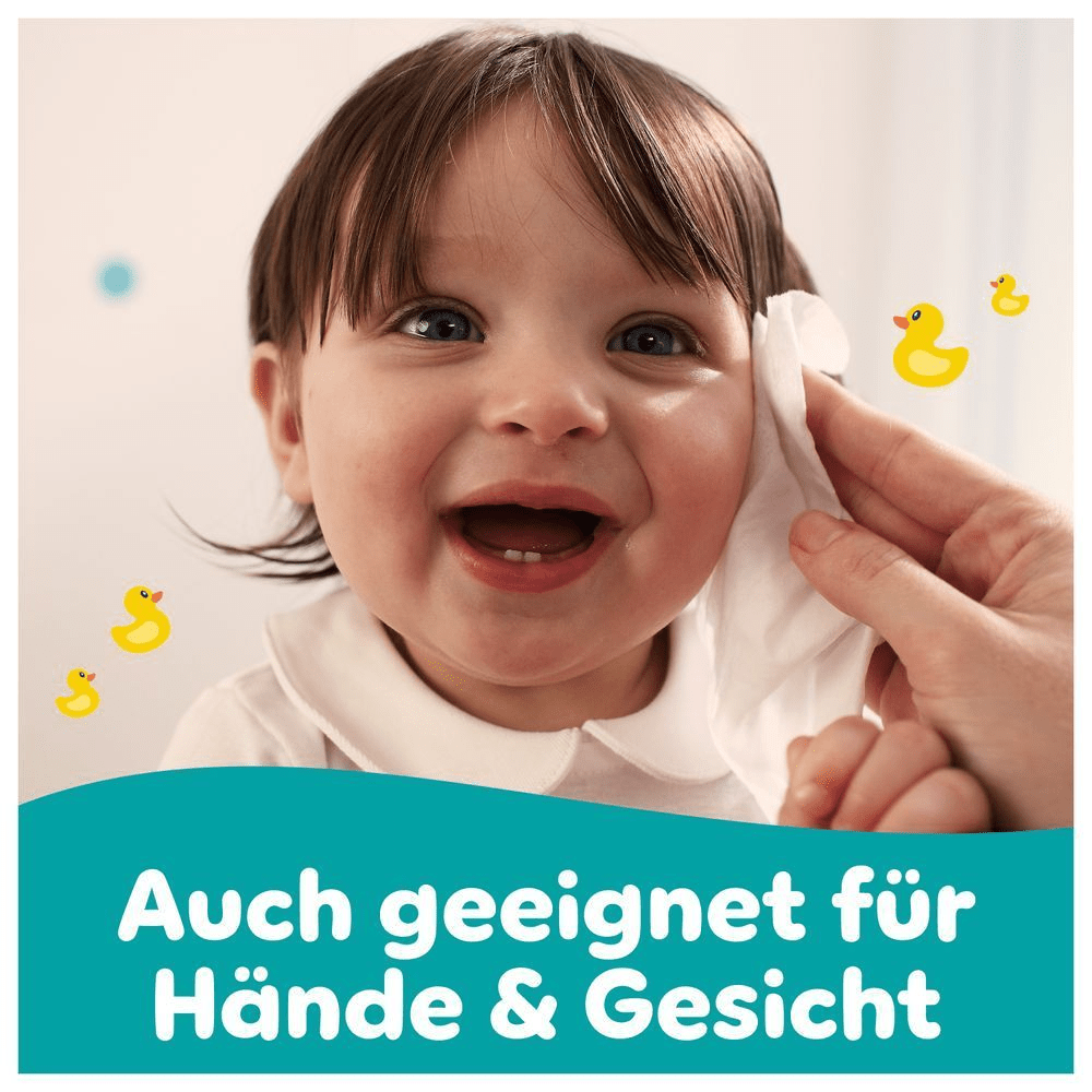 Ein lachendes Baby wird mit einem Pampers-Feuchttuch gereinigt, hervorgehoben wird die Eignung für Hände und Gesicht.
