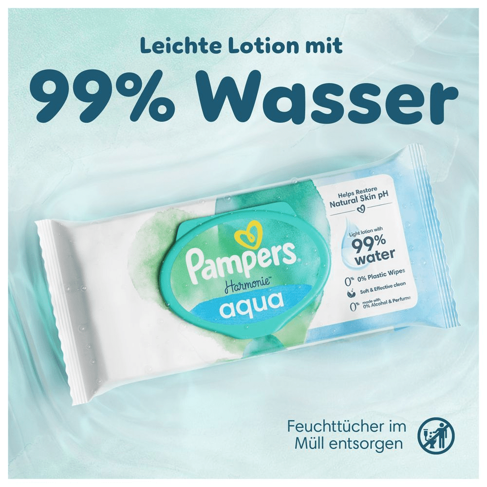 Eine Packung Pampers Harmonie Aqua Baby-Feuchttücher liegt auf einem Wasserhintergrund. Der Text hebt hervor, dass die Feuchttücher eine leichte Lotion mit 99 % Wasser enthalten und erinnert daran, dass sie im Müll entsorgt werden sollen.