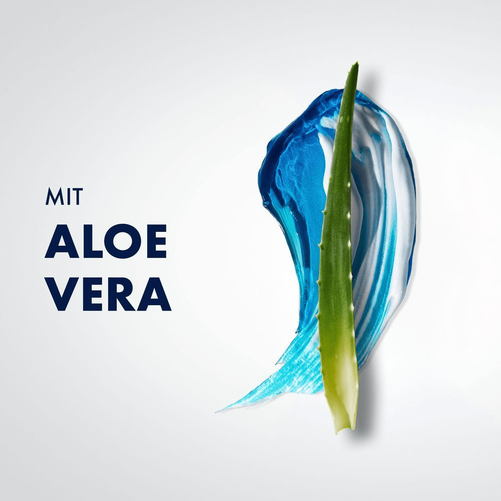 Aloe Vera Pflanze vor blauem und weißem Farbwirbel, um die beruhigende Wirkung der Gillette Series hervorzuheben.