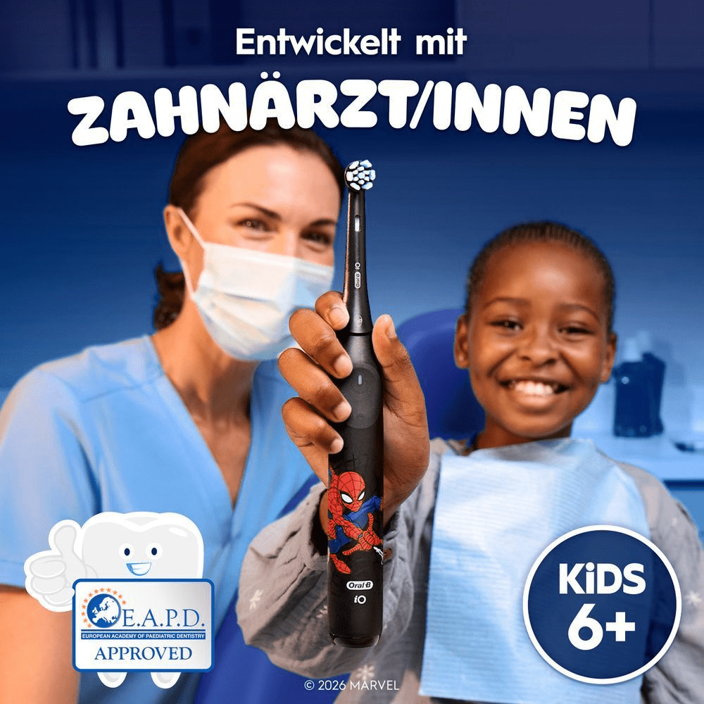 EAPD Logo ist vohanden. Ein Kind sitzt auf einem Zahnarztstuhl neben einem Zahnarzt und zeigt eine iO kids 6+ Zahnbürste.