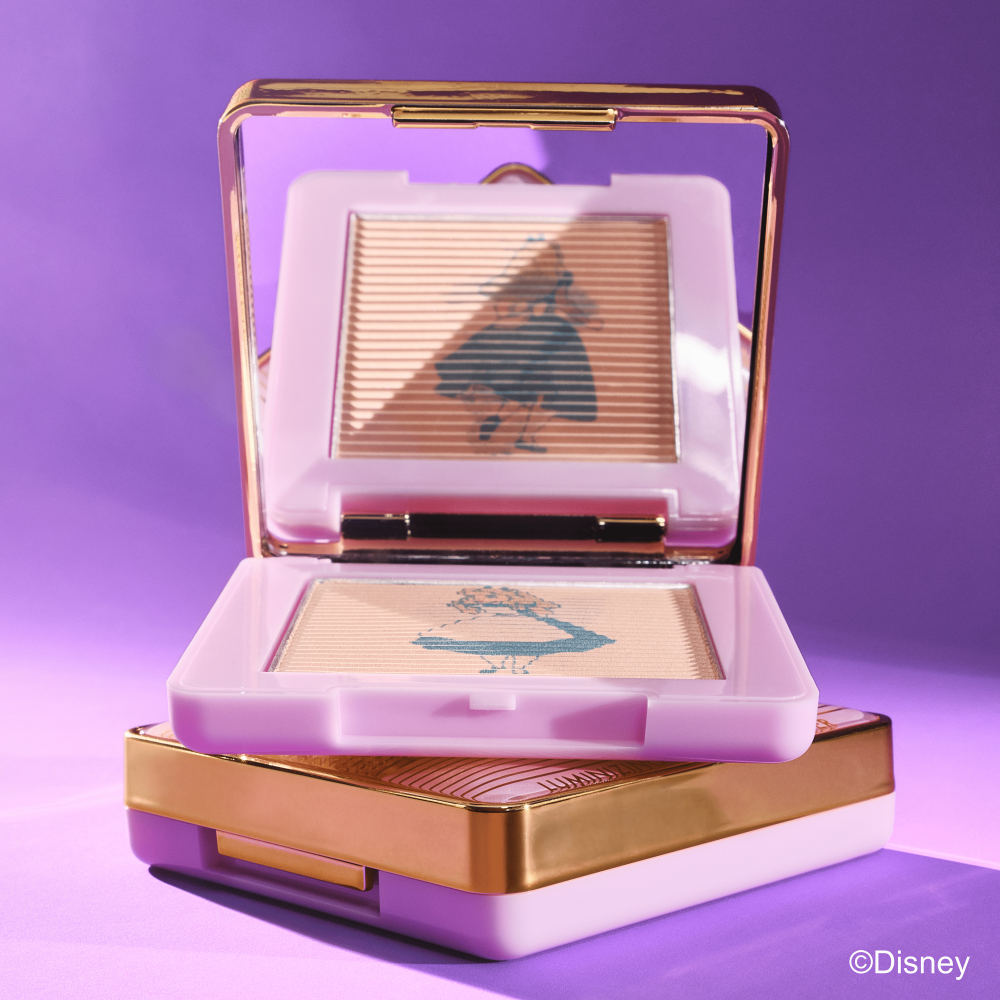 Bild: Catrice Disney Alice in Wonderland Luminizing Compact Powder