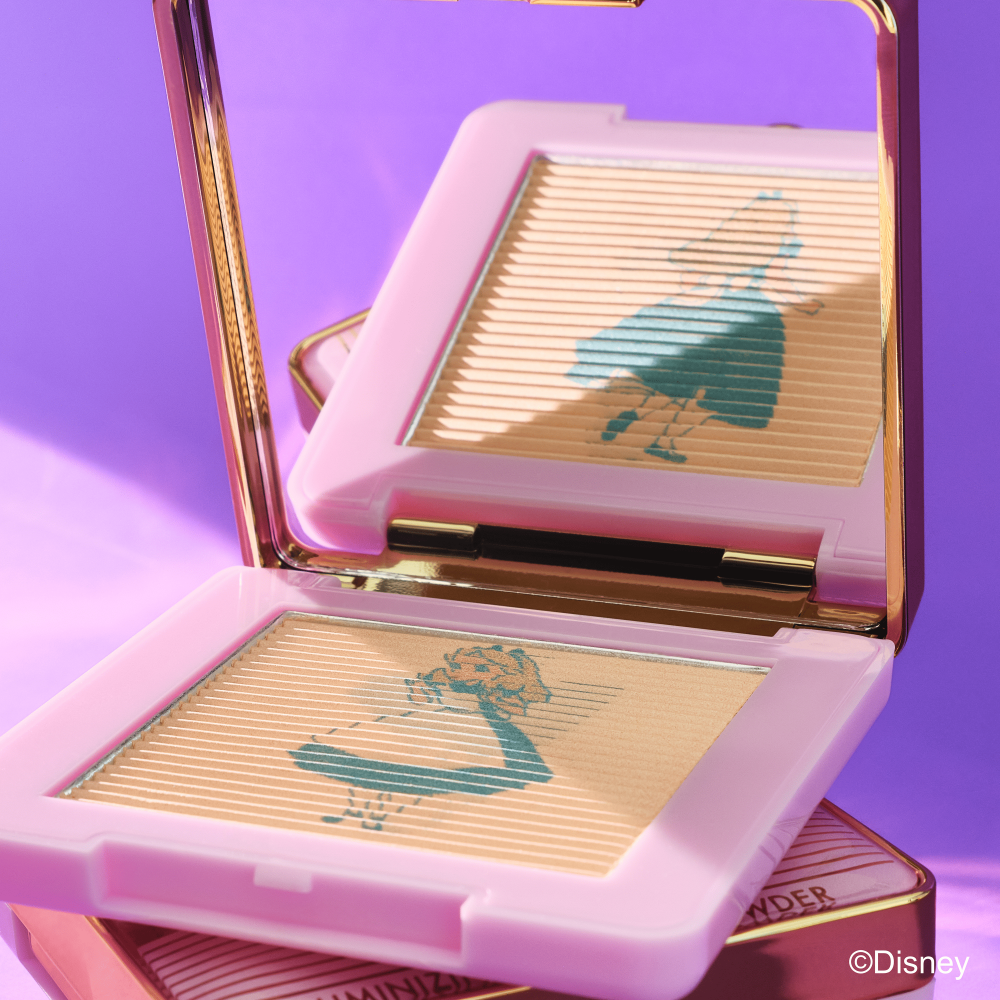 Bild: Catrice Disney Alice in Wonderland Luminizing Compact Powder