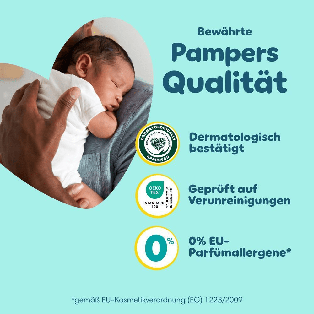 Eine Person hält ein schlafendes Neugeborenes schützend an ihre Brust. Der Text lautet: Bewährte Pampers Qualität. Sie sind dermatologisch bestätigt von Dermatologen der Skin Health Alliance, geprüft auf Verunreinigungen gemäß OEKO-TEX als STANDARD 100, 17.HCH.22181 Hohenstein HTTI, www.oeko-tex.com. Sie enthalten 0% EU-Parfümallergene gemäß EU-Kosmetikverordnung (EG) Nr. 1223/2009.