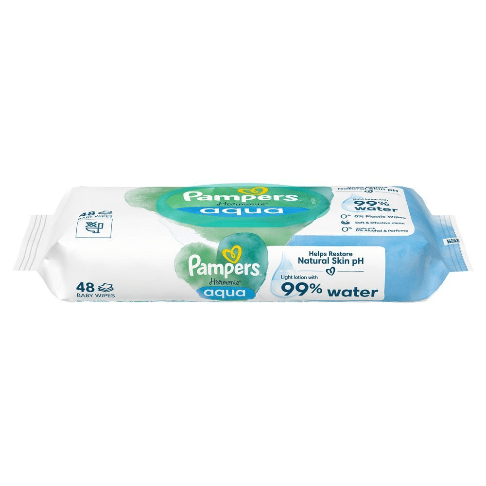Pampers Harmonie Aqua Feuchttücher, 48 Stück, mit der Aufschrift "Leichte Lotion mit 99% Wasser" zur Wiederherstellung des natürlichen Haut-pH-Werts. [EN] Pampers Harmonie Aqua baby wipes, 48 count, highlighting the claim "Light lotion with 99% water." [RO] Pampers Harmonie Aqua, șervețele umede pentru bebeluși, cu loțiune delicată cu 99% apă, ajută la restabilirea pH-ului natural al pielii. [SV] Pampers Harmonie Aqua våtservetter, 48 stycken, med lätt lotion berikad med 99% vatten för att återställa hudens naturliga pH-värde. [IT] Pampers Harmonie Aqua, confezione da 48 salviette, con lozione leggera al 99% di acqua per aiutare a ripristinare il pH naturale della pelle. [HR] Pampers Harmonie Aqua vlažne maramice, pakiranje od 48 komada, s naglaskom na formulu s 99% vode. [CS] Pampers Harmonie Aqua dětské ubrousky, balení 48 kusů, s lehkým pleťovým mlékem s 99 % vody. [HU] Pampers Harmonie Aqua baba törlőkendő csomagolása, kiemelve a 99%-os víztartalmat és a természetes bőr pH-értékének helyreállítását. [SK] Pampers Harmonie Aqua detské vlhčené obrúsky, balenie s nápisom "Light lotion with 99% water" (Jemné mlieko s 99% vody). [SL] Pampers Harmonie Aqua vlažilni robčki, pakiranje s poudarkom na losjonu z 99% vodo in pomaga obnoviti naravni pH kože. [FI] Pampers Harmonie Aqua -vauvanpyyhkeet, 48 kappaletta, kevyt lotion, jossa 99% vettä, auttaa palauttamaan ihon luonnollisen pH-tasapainon. [NO] Pampers Harmonie Aqua våtservietter, 48 stk, med fremheving av at de inneholder 99% vann og hjelper med å gjenopprette hudens naturlige pH.;