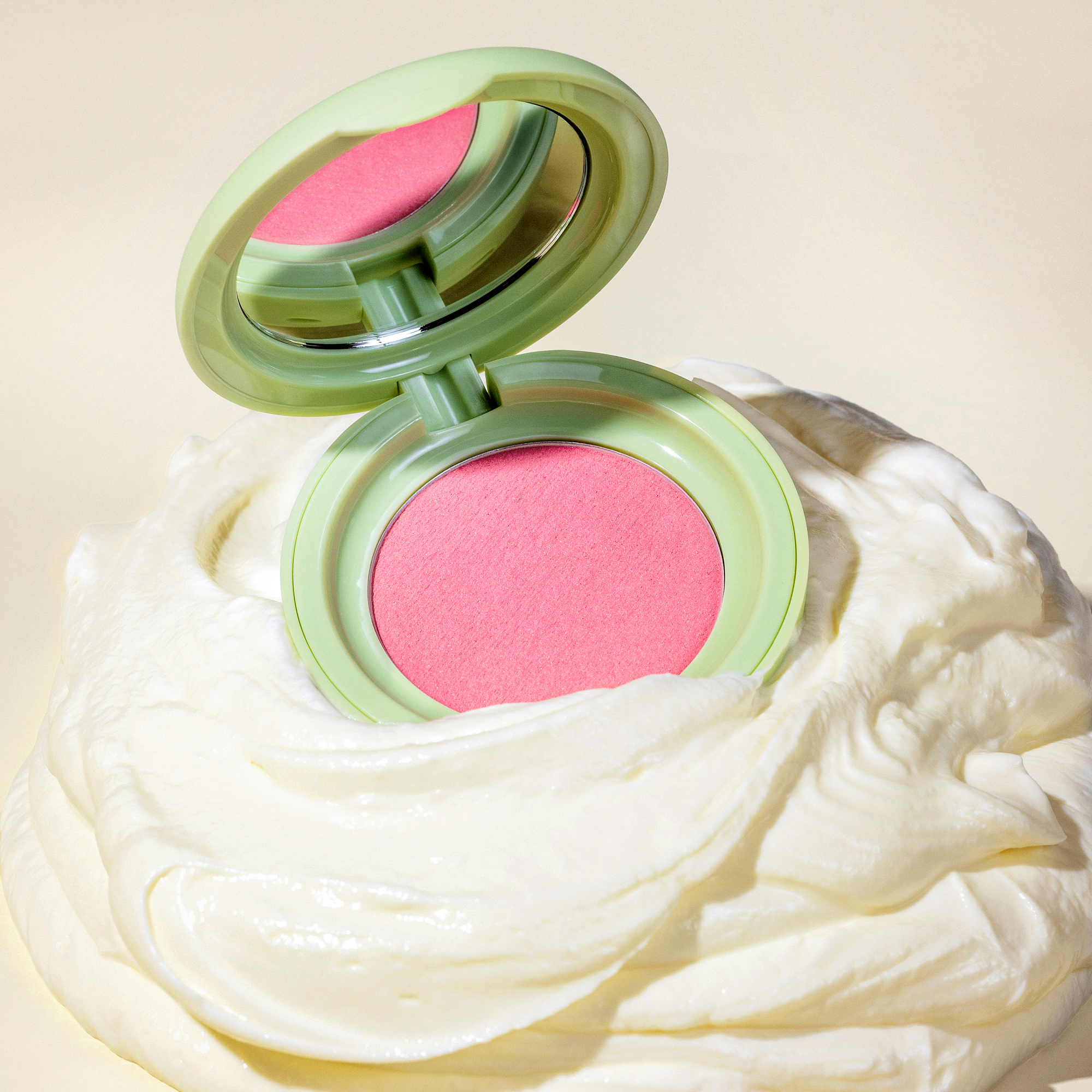 Bild: Catrice Pistachio Cream Blush Strawberries & Cream Strawberries & Cream