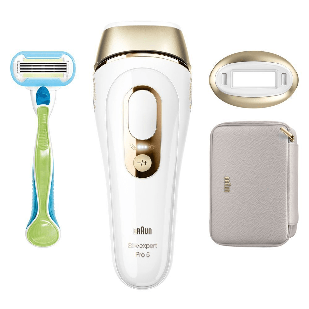 Braun Silk-expert Pro 5 IPL-Haarentfernungssystem mit Präzisionsaufsatz, Venus Rasierer und Aufbewahrungstasche. [EN] Braun Silk Expert Pro 5 IPL, showing the included precision head, Venus razor, and storage pouch. [DA] Braun Silk-expert Pro 5 IPL-hårfjerner vist med etui, præcisionstilbehør og Venus barberkniv. [RO] Braun Silk-expert Pro 5 prezentat cu husă de depozitare, cap de precizie și un aparat de ras Venus. [SV] Braun Silk-expert Pro 5 IPL-hårborttagningssystem visas med rakhyvel, precisionshuvud och förvaringsväska. [IT] Braun Silk-expert Pro 5 con rasoio Venus, testina di precisione e custodia inclusi. [CS] Braun Silk-expert Pro 5 s pouzdrem, přesnou hlavicí a holicím strojkem Venus pro kompletní péči o pokožku. [HU] Braun Silk-expert Pro 5 IPL szőrtelenítő készülék, borotvával, precíziós fejjel és tárolótáskával bemutatva. [SK] Braun Silk-expert Pro 5 s holiacim strojčekom Venus, presnou hlavicou a puzdrom na uskladnenie. [FI] Braun Silk-expert Pro 5 -ihonhoitolaite, jossa on mukana Venus-höylä, tarkkuuspää ja säilytyspussi. [NO] Braun Silk-expert Pro 5 IPL-hårfjerner vist med etui, presisjonshode og Venus barberhøvel. [ES] Braun Silk-expert Pro 5 con su caja de almacenamiento, cabezal de precisión y maquinilla Venus para antes del tratamiento. [PT] Braun Silk-expert Pro 5 IPL sistema de depilaçao com estojo, cabeça de precisão e gillette Venus, mostrando os acessórios incluídos.;
