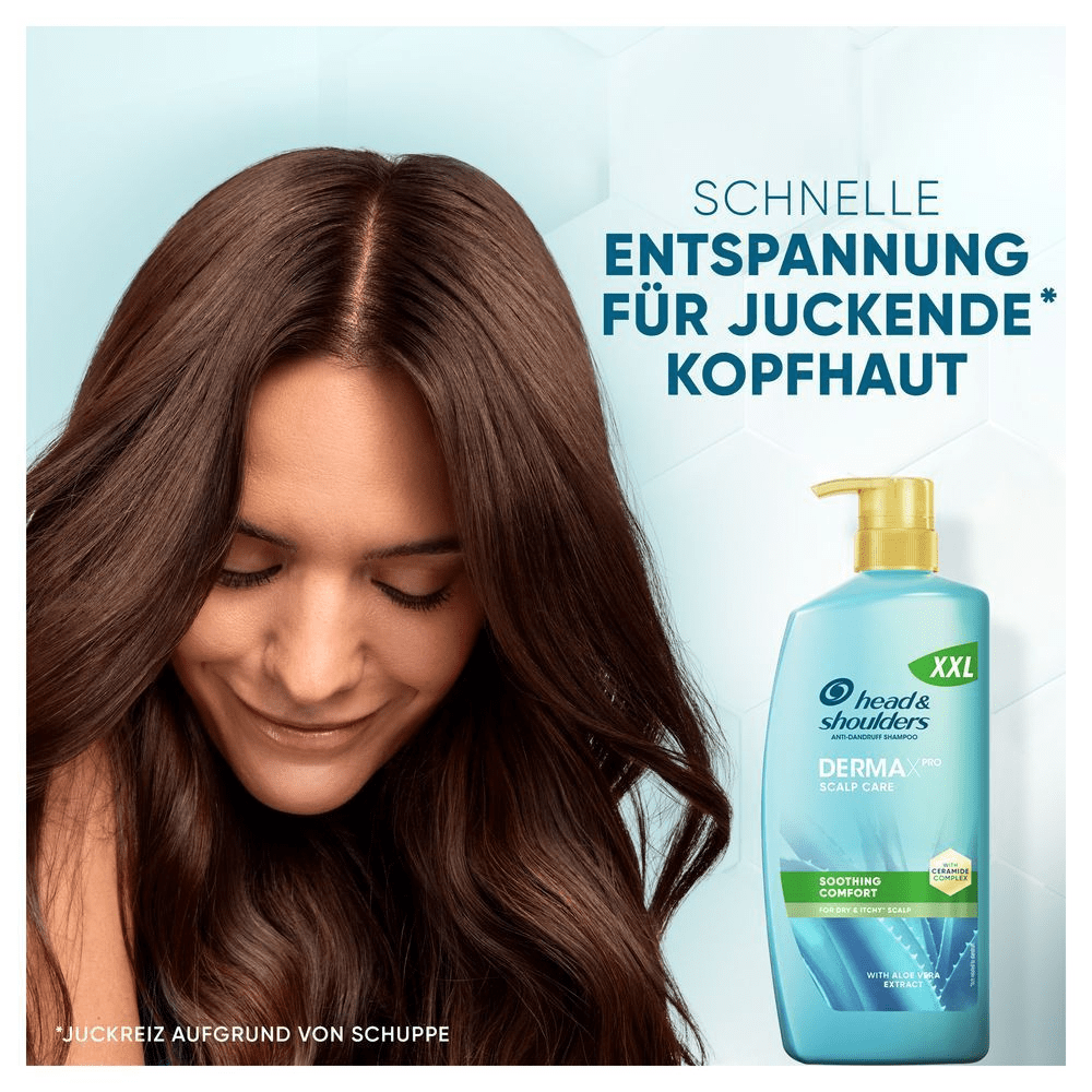Shampoo gegen juckende Kopfhaut mit braunhaarigem Model und blauer Produktflasche