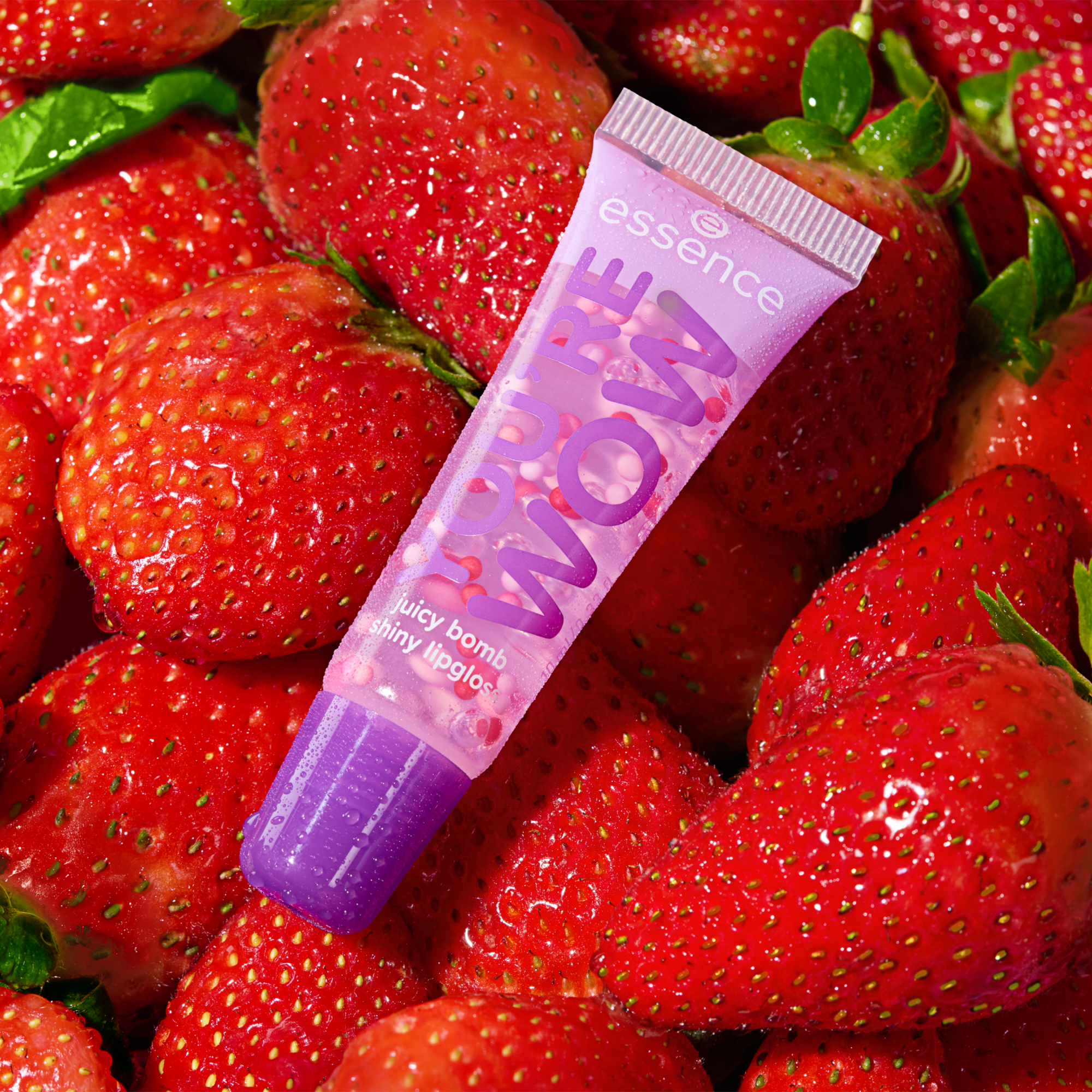 Bild: essence SAY IT WITH JUICY YOU"RE WOW juicy bomb shiny lipgloss Strawberry Splash