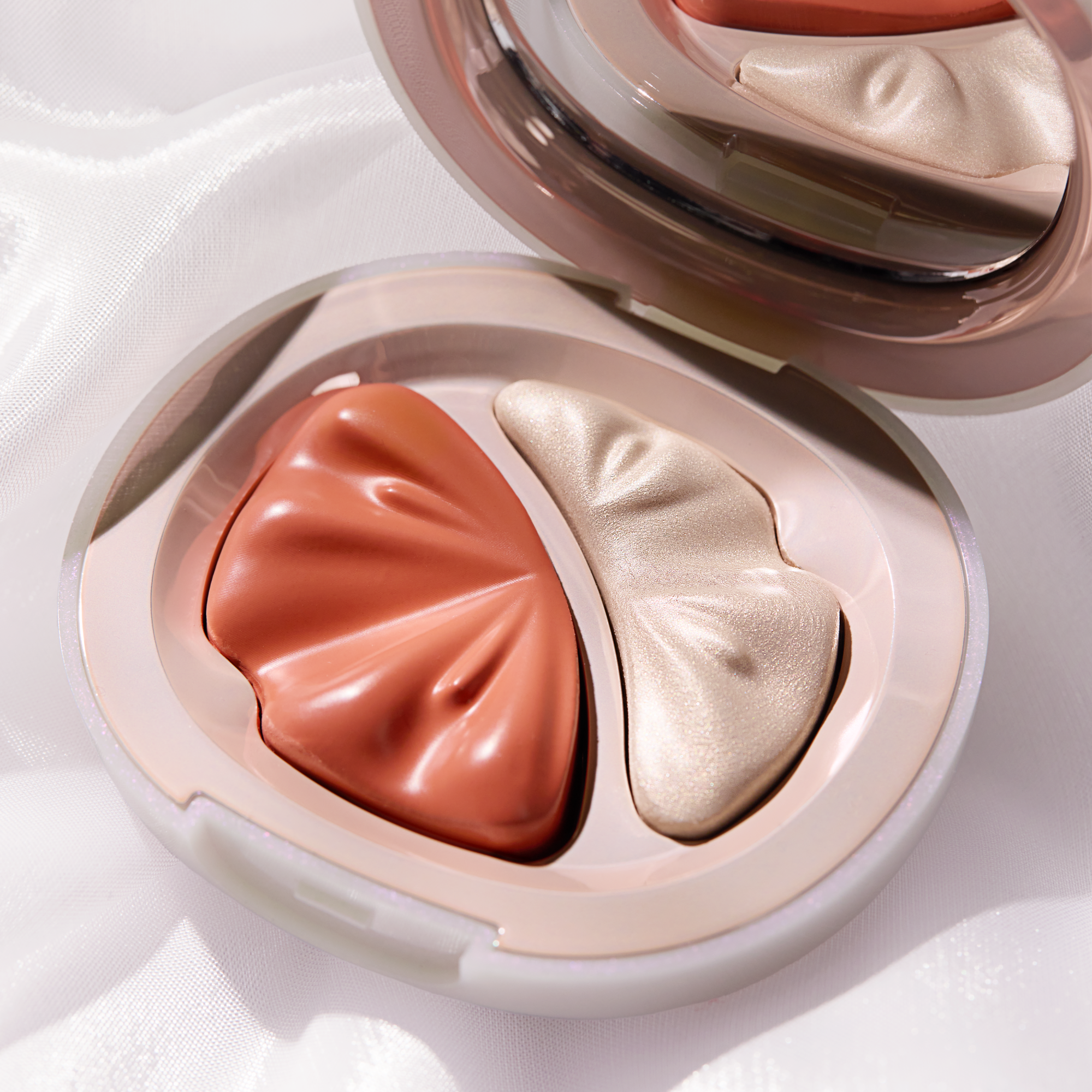 Bild: Catrice BRIDES & BESTIES Blush & Highlighter Duo C01