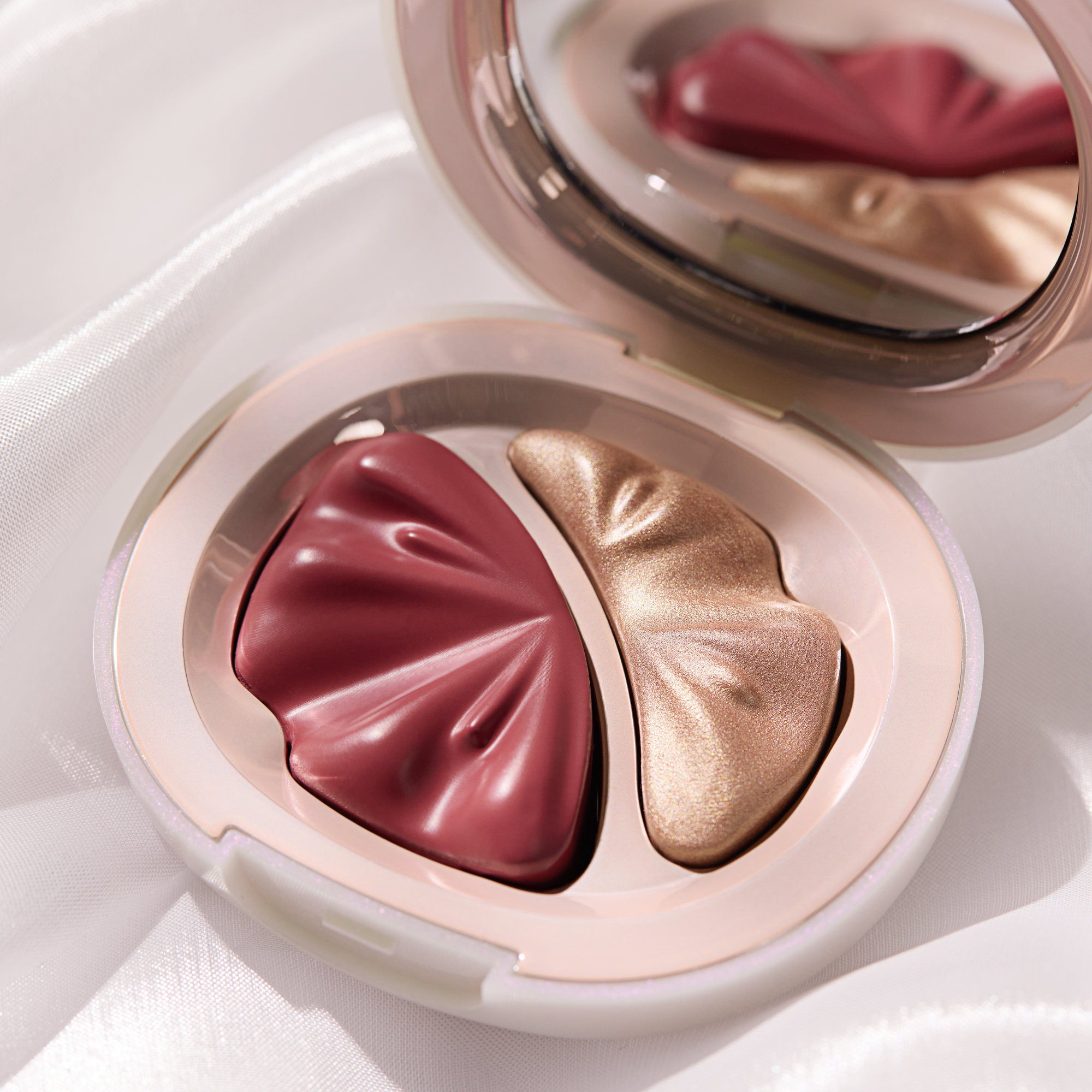 Bild: Catrice BRIDES & BESTIES Blush & Highlighter Duo C02