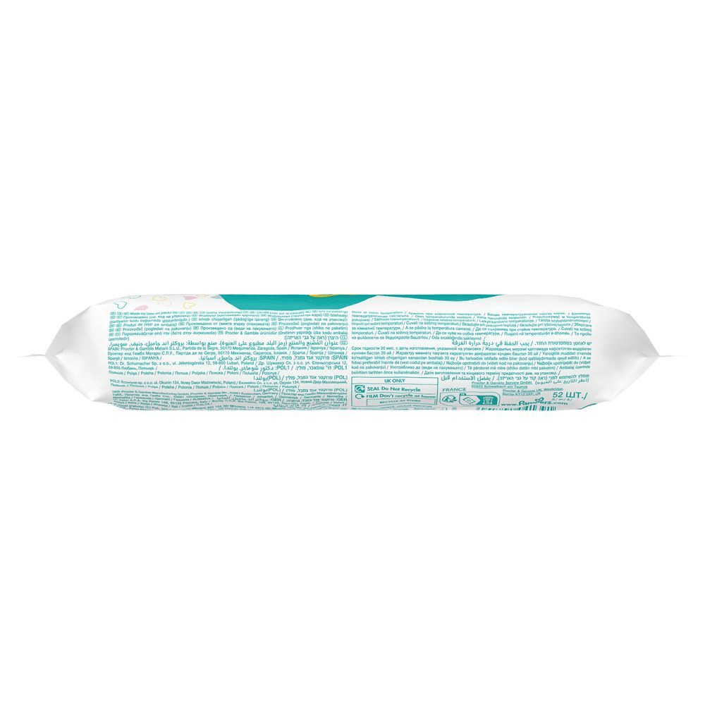 Pampers Feuchttücher-Verpackung, die die Aufschrift "52 Stück" hervorhebt. [EN] Pampers wipes packaging, highlighting the product count of 52 wipes. [RO] Pampers șervețele umede pentru bebeluși, ambalajul indică 52 de bucăți. [IT] Pampers salviette umidificate confezione, evidenziando il numero di salviette: 52 unità. [HR] Pampers vlažne maramice, pakiranje s tekstom o datumu proizvodnje i uputama za recikliranje. [CS] Pampers vlhčené ubrousky v balení s informacemi o výrobci a recyklaci. [HU] Pampers törlőkendő csomagolása, hangsúlyozva a többnyelvű termékleírást és a gyártási információkat. [SK] Pampers balenie vlhčených obrúskov s informáciami o zložení a recyklácii na zadnej strane obalu. [SL] Pampers vlažilni robčki, embalaža z navedbo 52 kosov.;