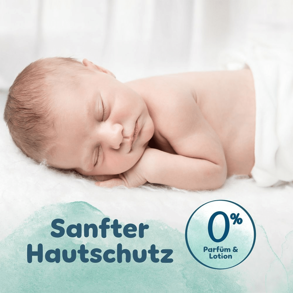 Ein neugeborenes Baby, das friedlich auf der Seite schläft, in eine weiße Decke gewickelt, mit unglaublich zarter und weicher Haut. Der Text auf dem Bild lautet „Sanfter Hautschutz“ und „0% Parfüm & Lotion“