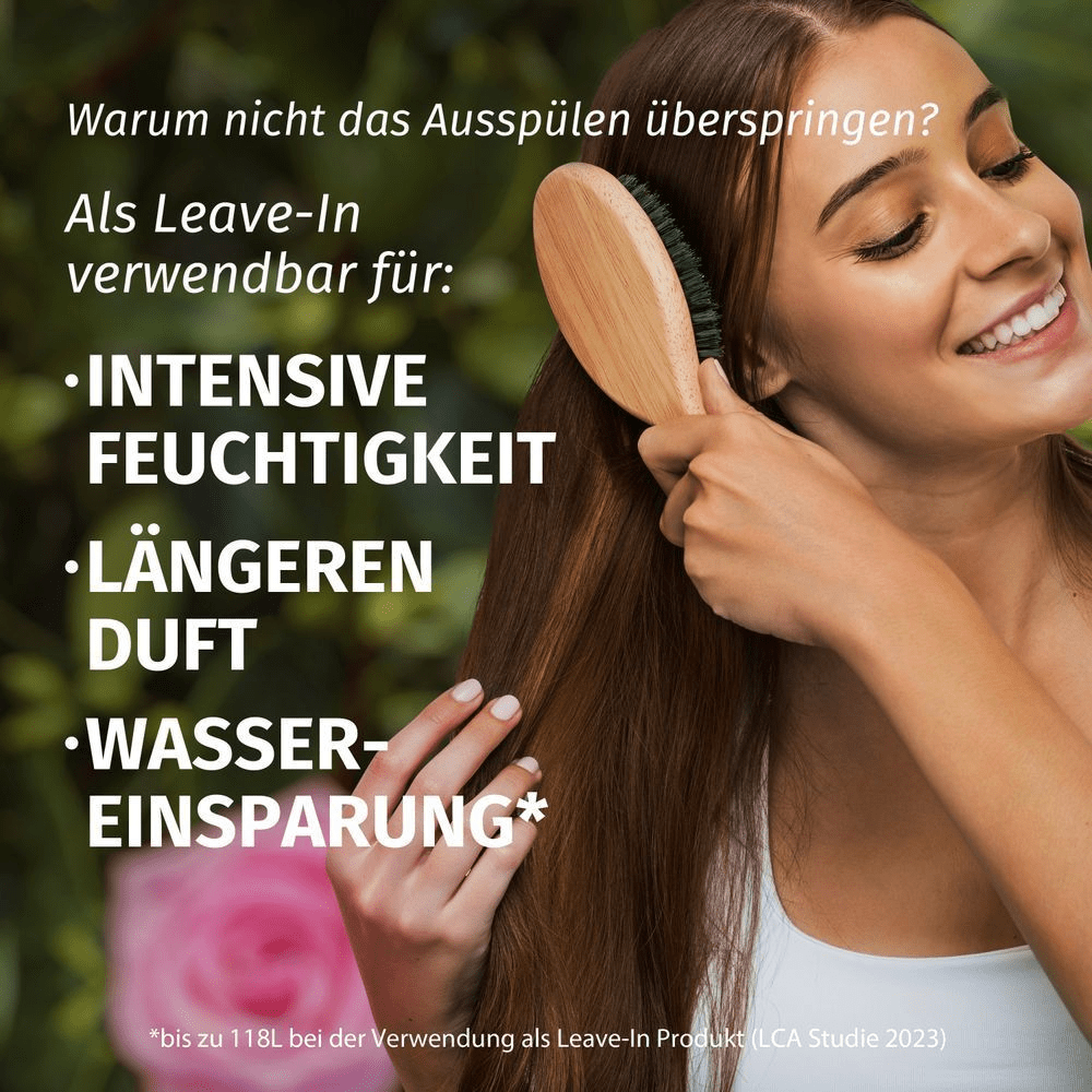Frau bürstet glänzendes Haar. Leave-In-Produkt für intensive Feuchtigkeit, längeren Duft und Wassereinsparung.