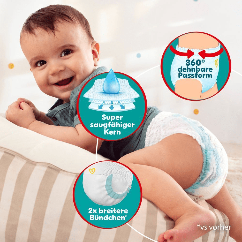 Ein glückliches Baby, das Pampers Baby-Dry Pants trägt, krabbelt auf einem weichen tükisfarbenen Kissen. Die Produktvorteile der Pants werden durch die Grafik um die Pants herum hervorgehoben: eine 360° dehnbare Passform, ein super saugfähiger Kern und 2x breitere Beinbündchen als vorher.