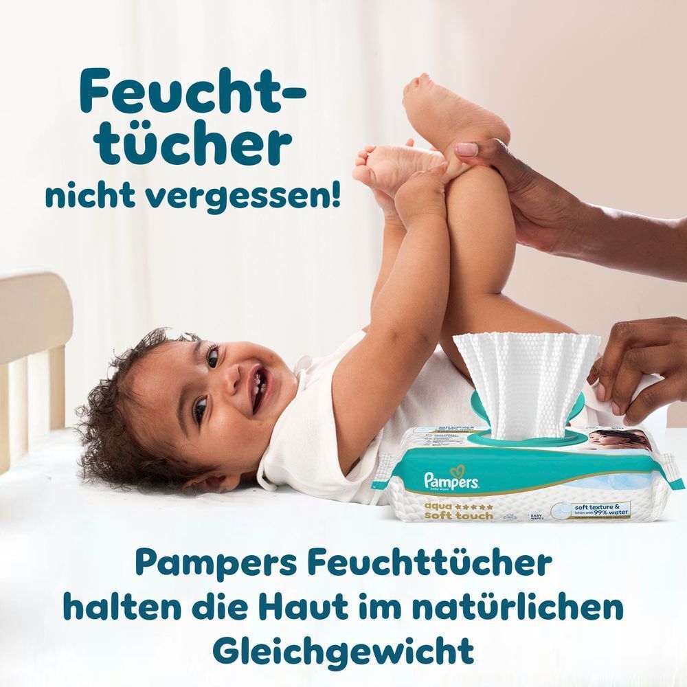 Baby liegt auf dem Rücken und wird mit einem Feuchttuch gereinigt. Pampers Feuchttücher halten den die Haut im natürlichen Gleichgewicht.