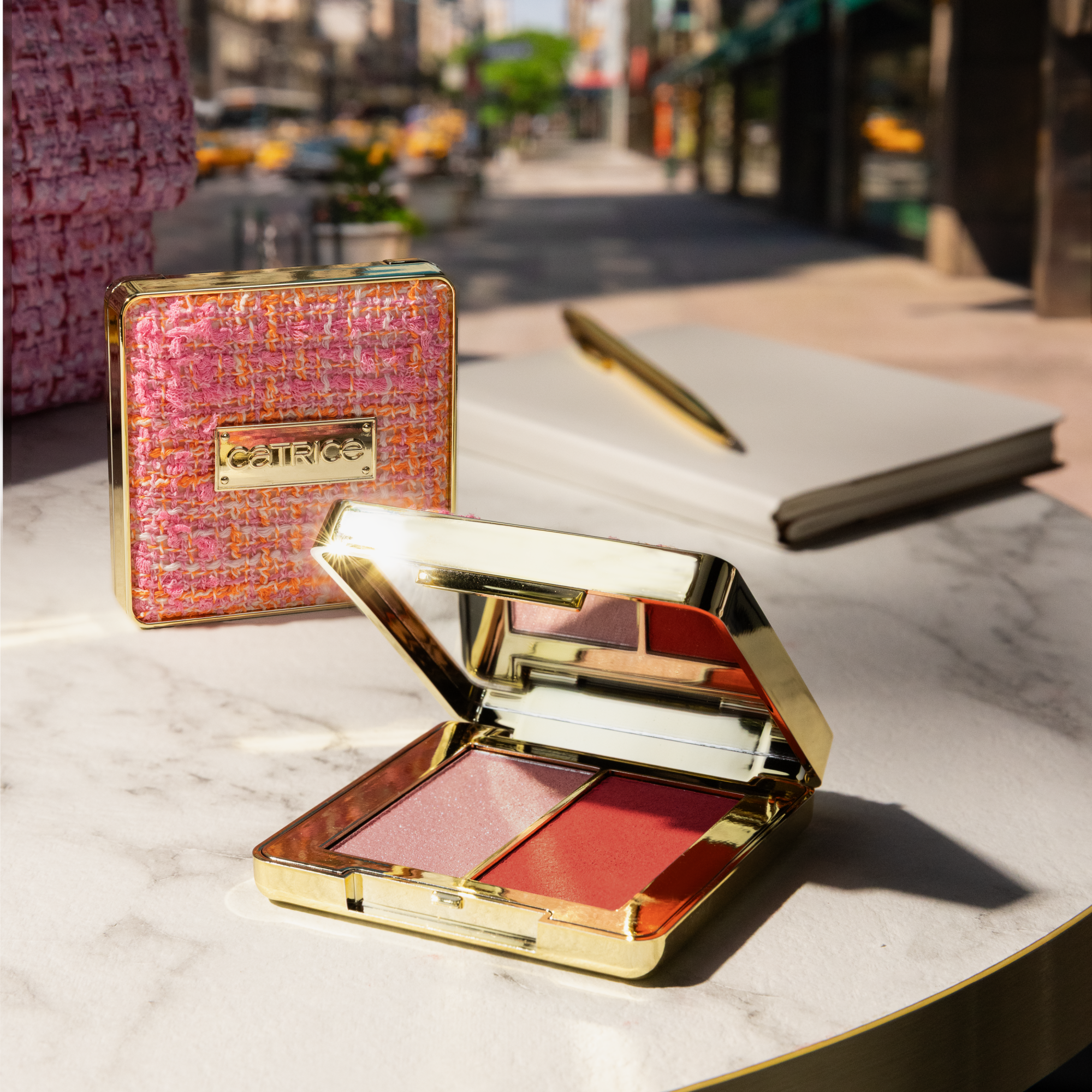 Bild: Catrice SPRING AND THE CITY Eye & Cheek Glow Complex Rosé & Rooftops