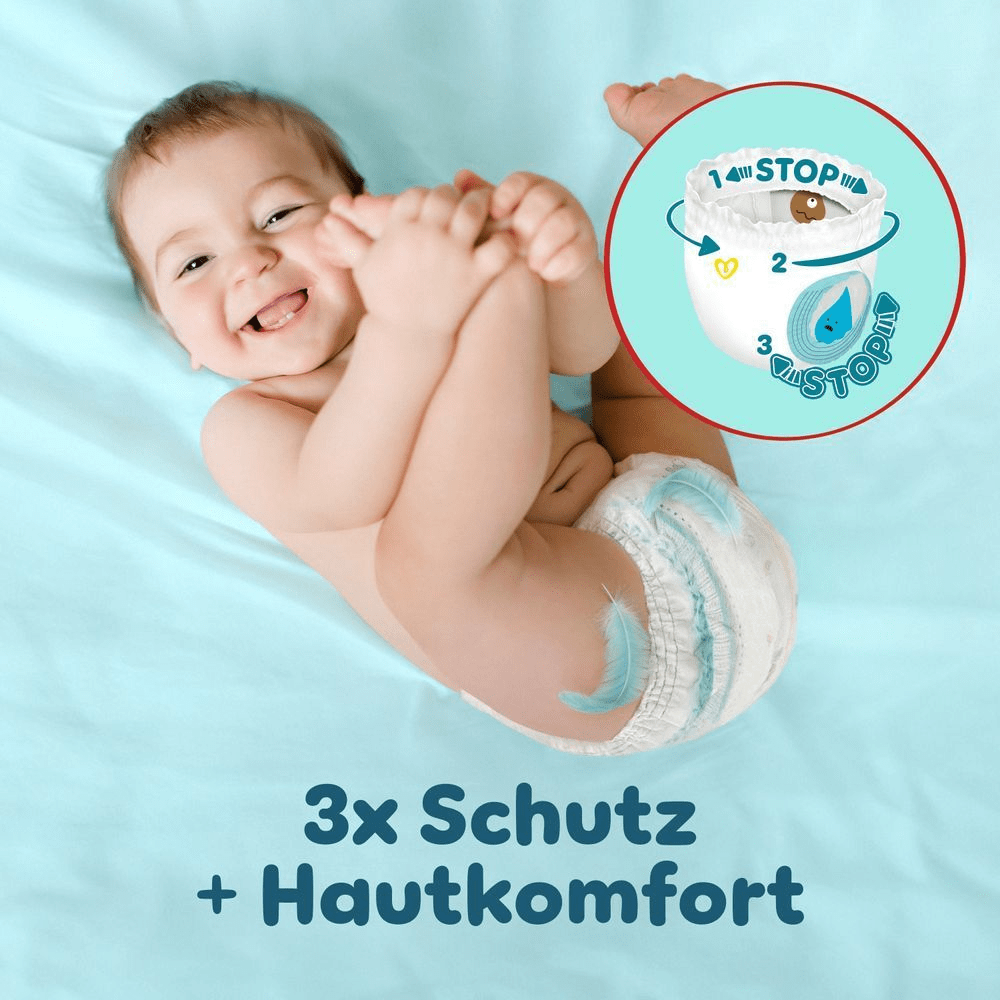 Ein Baby trägt Pampers Premium Protection Pants und liegt auf dem Rücken auf einer hellblauen Decke. Es kichert, während es seine Füße hält. Das Bild zeigt eine Grafik, die auf den 3x Schutz + Hautkomfort dank ultra weicher Materialien hinweist.
