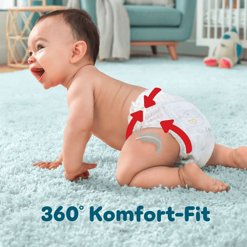 Ein fröhliches Baby krabbelt auf dem Boden und trägt Pampers Premium Protection Pants. Pfeile heben den 360° Komfort-Fit um das Bäuchlein und die Beinbündchen hervor und die Feder betont den Einsatz von ultra weichen Materialien.