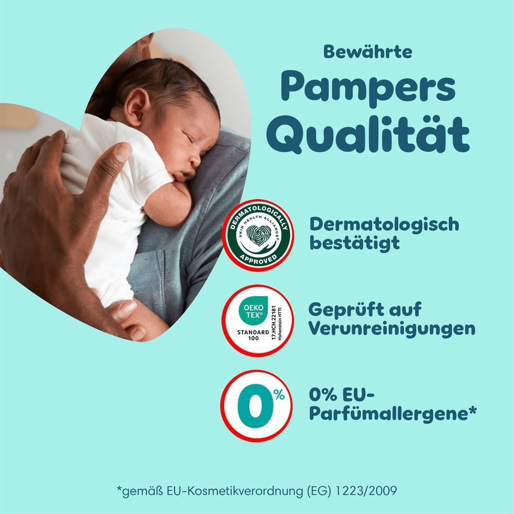 Eine Person hält ein schlafendes Neugeborenes schützend an ihre Brust. Der Text lautet: Bewährte Pampers Qualität. Sie sind dermatologisch bestätigt von Dermatologen der Skin Health Alliance, geprüft auf Verunreinigungen gemäß OEKO-TEX als STANDARD 100, 17.HCH.22181 Hohenstein HTTI, www.oeko-tex.com. Sie enthalten 0% EU-Parfümallergene gemäß EU-Kosmetikverordnung (EG) Nr. 1223/2009.