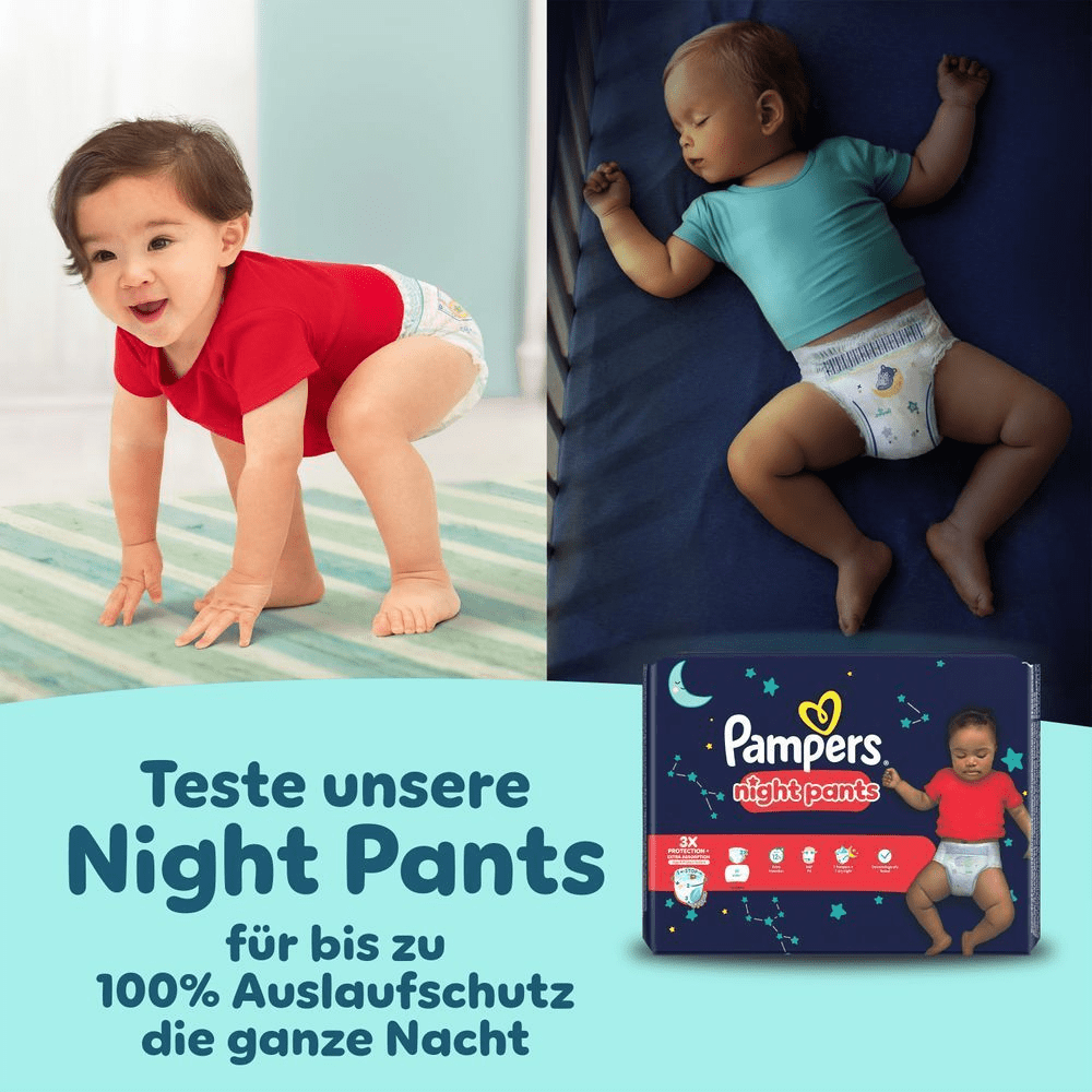 Das Bild ist in zwei Teile aufgeteilt. Auf der links Seite ist ein Baby zu sehen, das am Tag in einer Pants spielt, und der rechten Seite ein schlafendes Baby in einem Kinderbettchen. Am unteren Rand des Bildes befindet sich ein helltürkisfarbener Banner mit dem Text "Teste unsere Night Pants für bis zu 100% Auslaufschutz die ganze Nacht" in dunkelblauer Schrift. Daneben ist eine Packung Pampers Night Pants abgebildet.