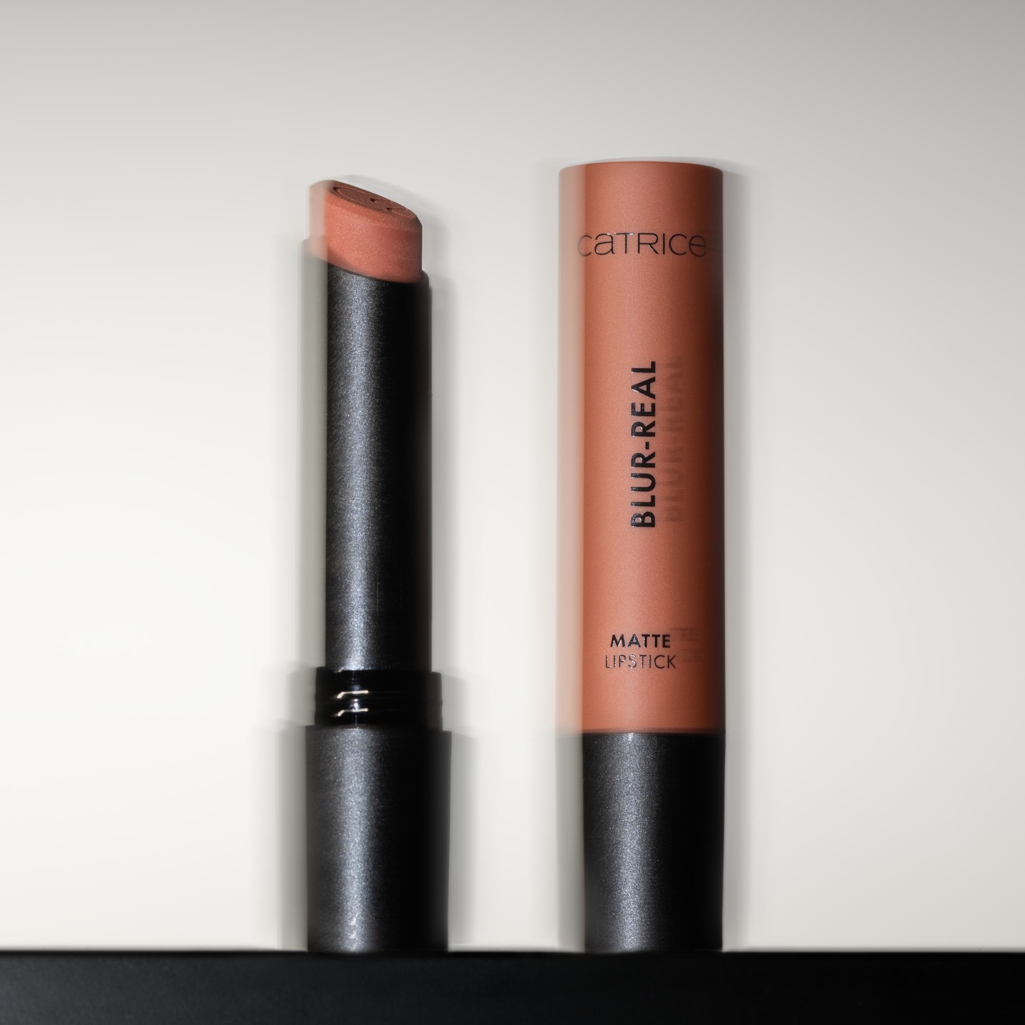 Bild: Catrice Blur-Real Matte Lipstick Taupe Tension 020