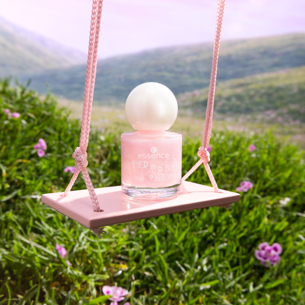Bild: essence Glimmer In A Bubble Nail Polish 