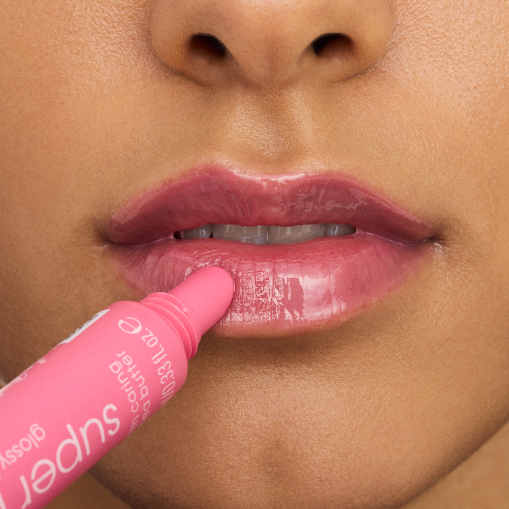 Bild: essence the super peptide glossy lip treatment 02