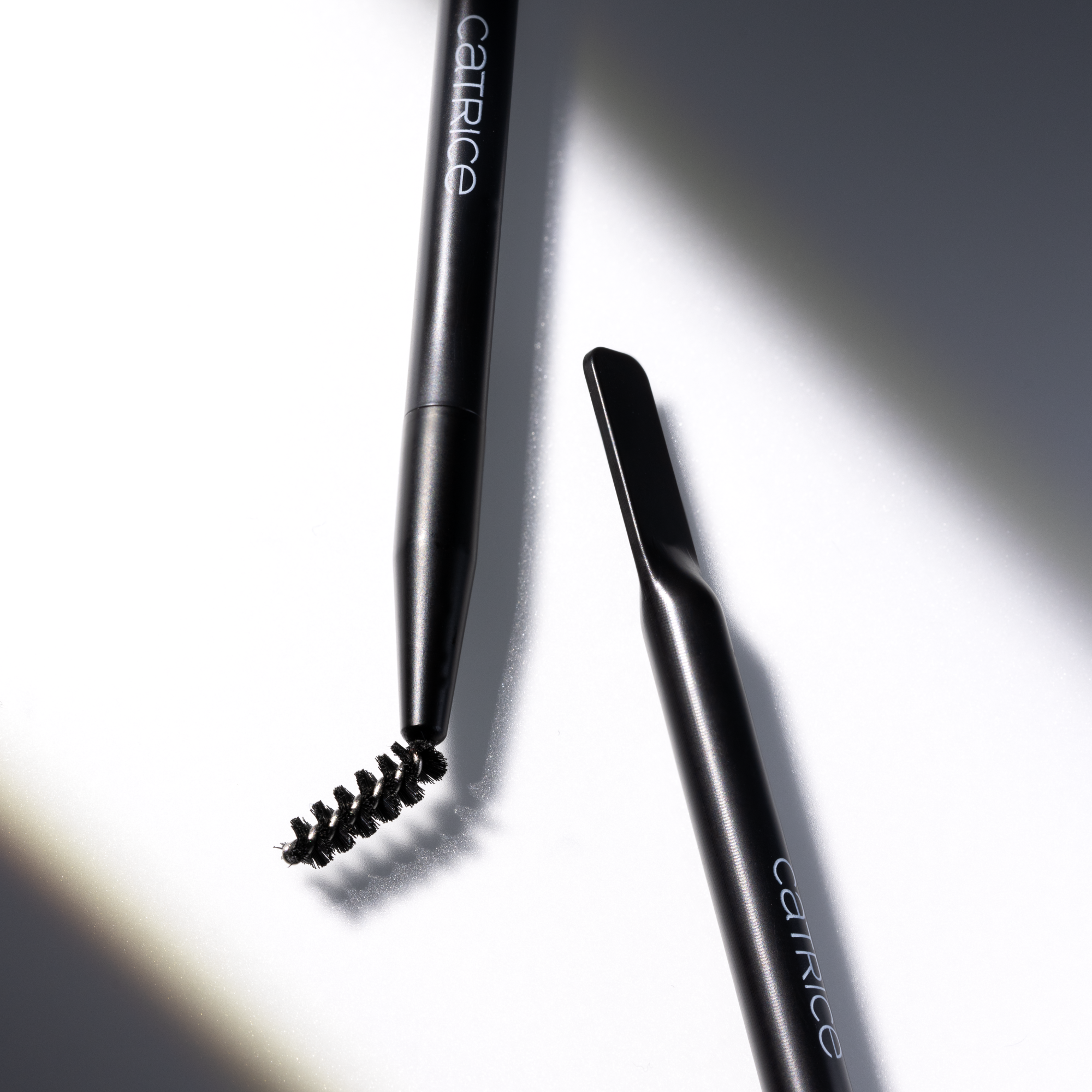 Bild: Catrice Lift & Laminate Brow Tool 