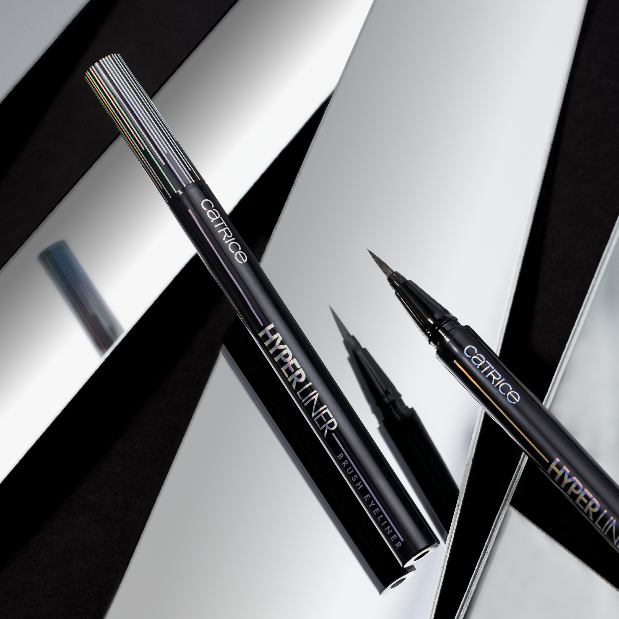 Bild: Catrice Hyper Liner Brush Eyeliner Classic Black 
