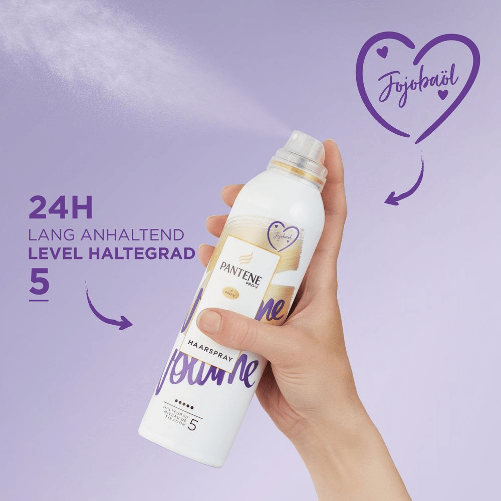 Pantene-Haarspray für Volumen in einer Hand vor lila Hintergrund, mit 24 H, Haltegrad 5 und einem Herzlogo mit „Jojobaöl“-Schriftzug.