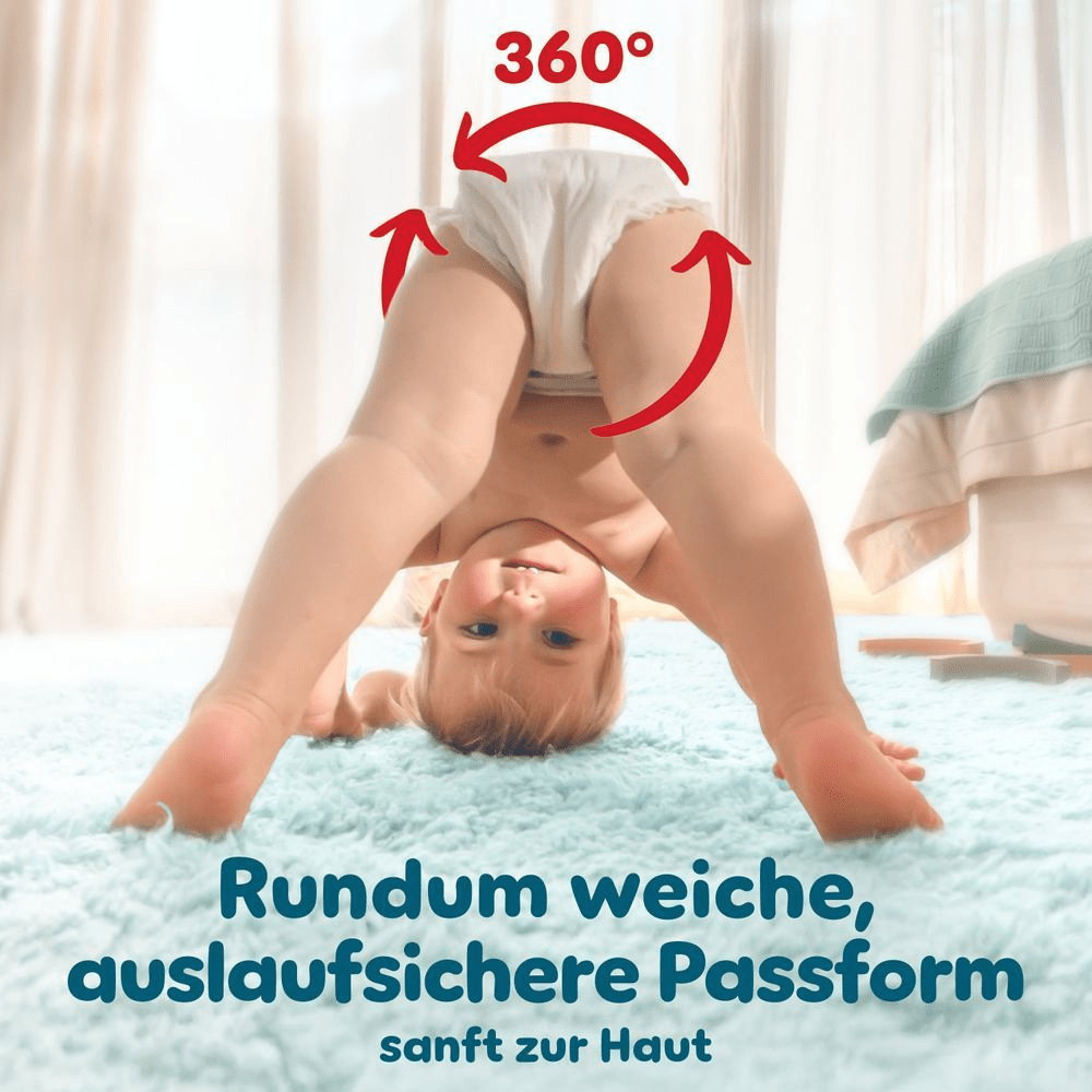 Pampers Windel gezeigt an einem Baby, das auf dem Kopf steht, mit dem Slogan "Rundum weiche, auslaufsichere Passform" und dem Hinweis auf 360°-Passform.