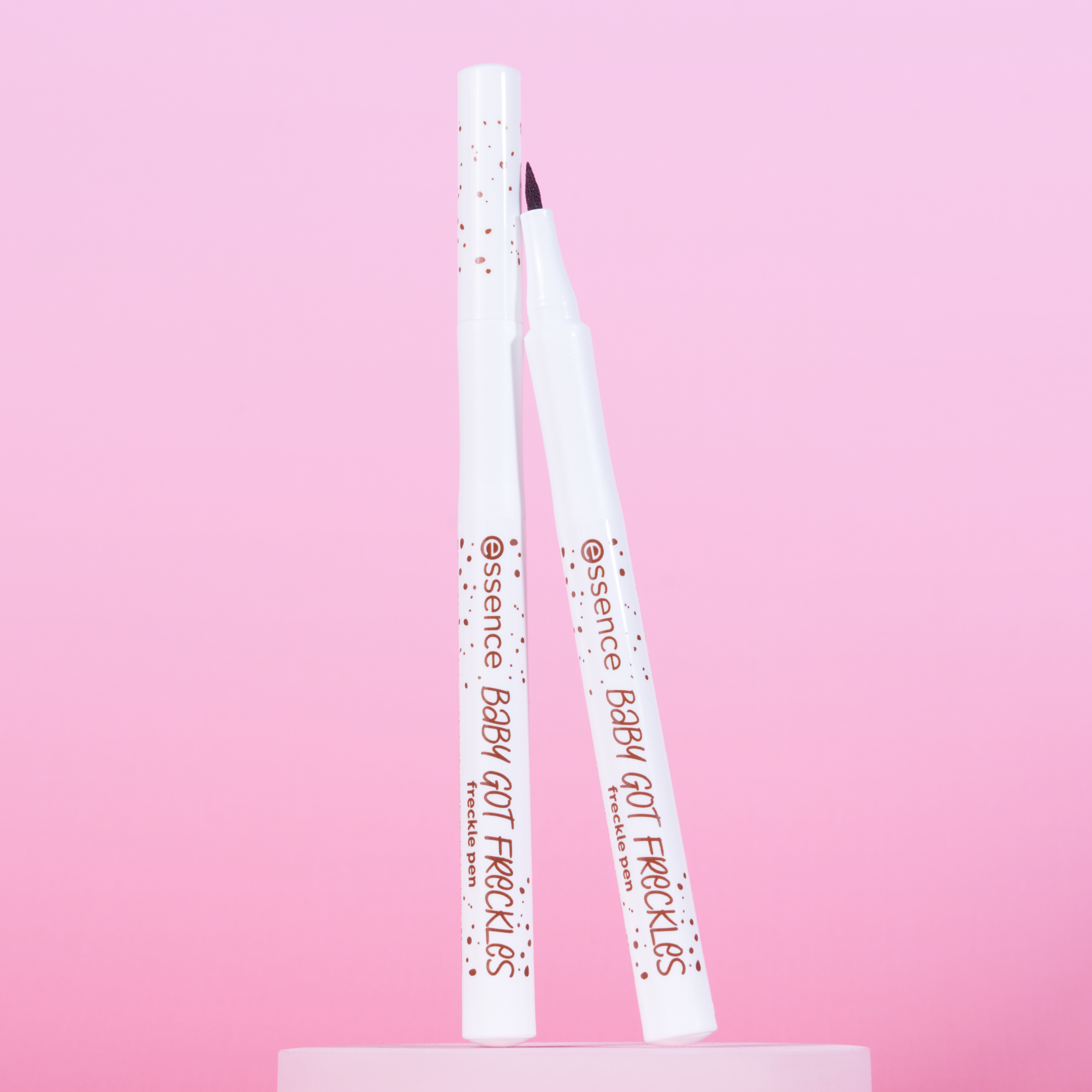 Bild: essence baby got FRECKLES freckle pen Faux Real 