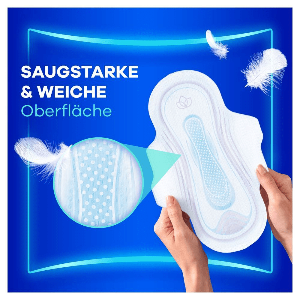 Always Binde wird von Händen gehalten, mit Fokus auf die saugstarke und weiche Oberfläche, hervorgehoben durch eine Vergrößerung.