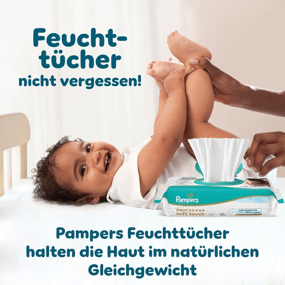 Baby liegt auf dem Rücken und wird mit einem Feuchttuch gereinigt. Pampers Feuchttücher halten den die Haut im natürlichen Gleichgewicht.