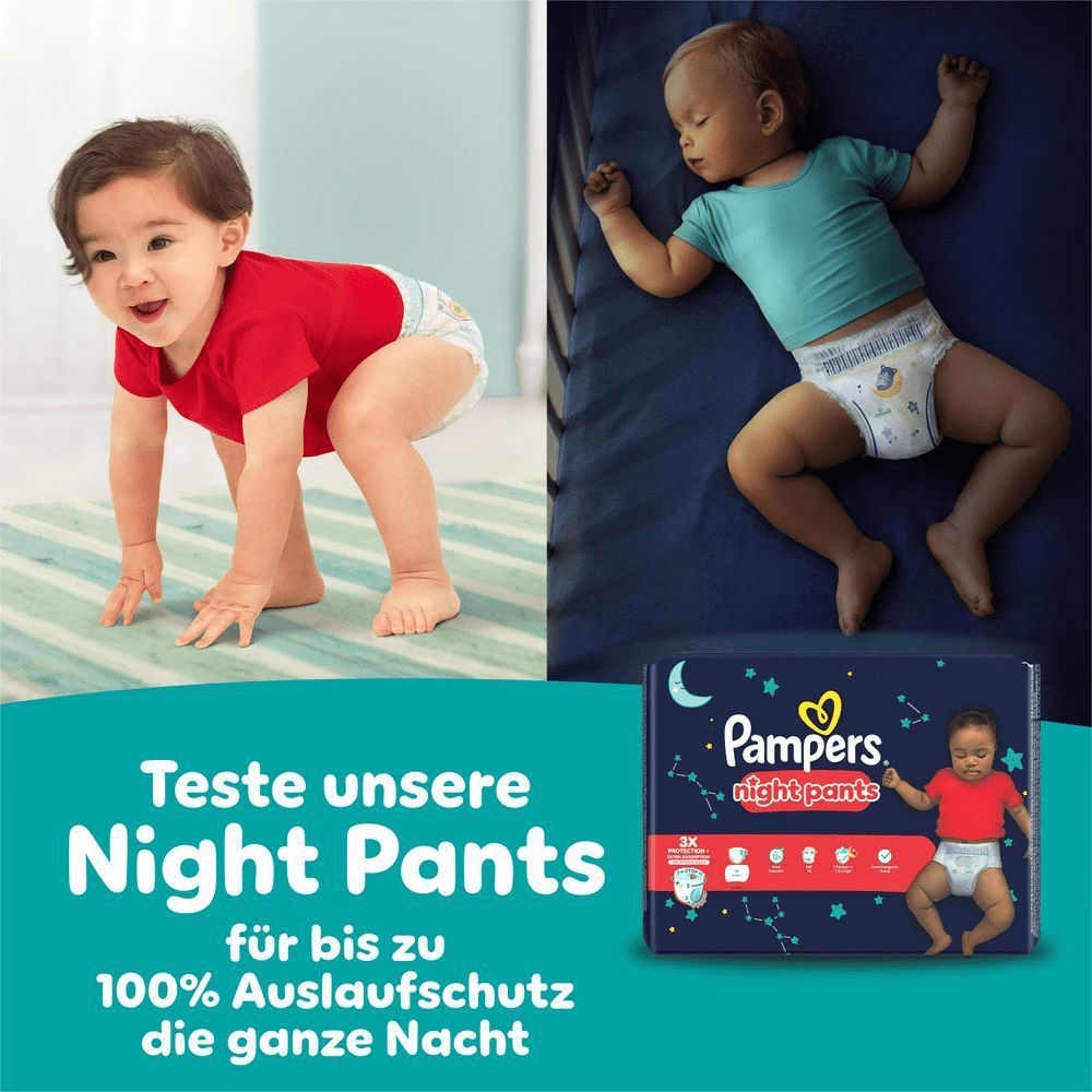 Das Bild ist in zwei Teile aufgeteilt. Auf der linken Seite ist ein Baby zu sehen, das am Tag in einer Pants spielt, und der rechten Seite ein schlafendes Baby in einem Kinderbettchen. Am unteren Rand des Bildes befindet sich ein helltürkisfarbener Banner mit dem Text "Teste unsere Night Pants für bis zu 100% Auslaufschutz die ganze Nacht" in dunkelblauer Schrift. Daneben ist eine Packung Pampers Night Pants abgebildet.