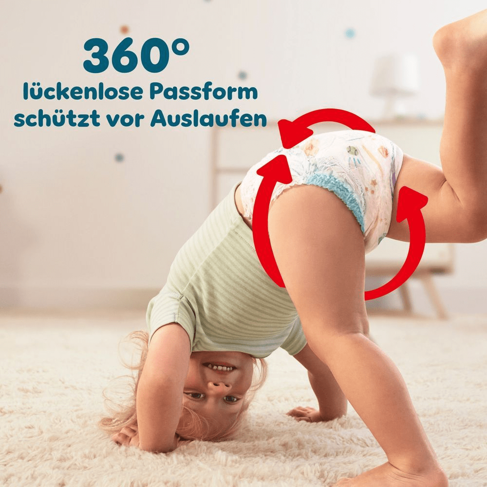 Ein verspieltes Baby trägt Pampers Baby-Dry Pants und macht einen Handstand auf einem Teppich, was die dehnbare Passform der Pants zeigt. Eine Illustration hebt das Stop & Schutz System mit 2x breiteren Bündchen als vorher für Auslaufschutz hervor. Im Text steht: Auslaufschutz für Tag und Nacht mit unserem Stop & Schutz System