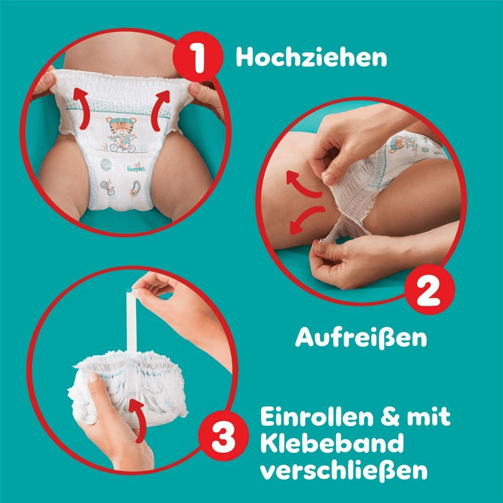 Ein lächelndes Baby, das Pampers Baby-Dry Pants trägt, spielt auf einem weichen Kissen auf dem Boden. Die Produktvorteile der Pants werden durch die Grafik um die Pants herum hervorgehoben: ein super saugfähiger Kern, 2x breitere Bündchen als vorher, eine 360° dehnbare Passform und ein Stop & Schutz Täschchen.