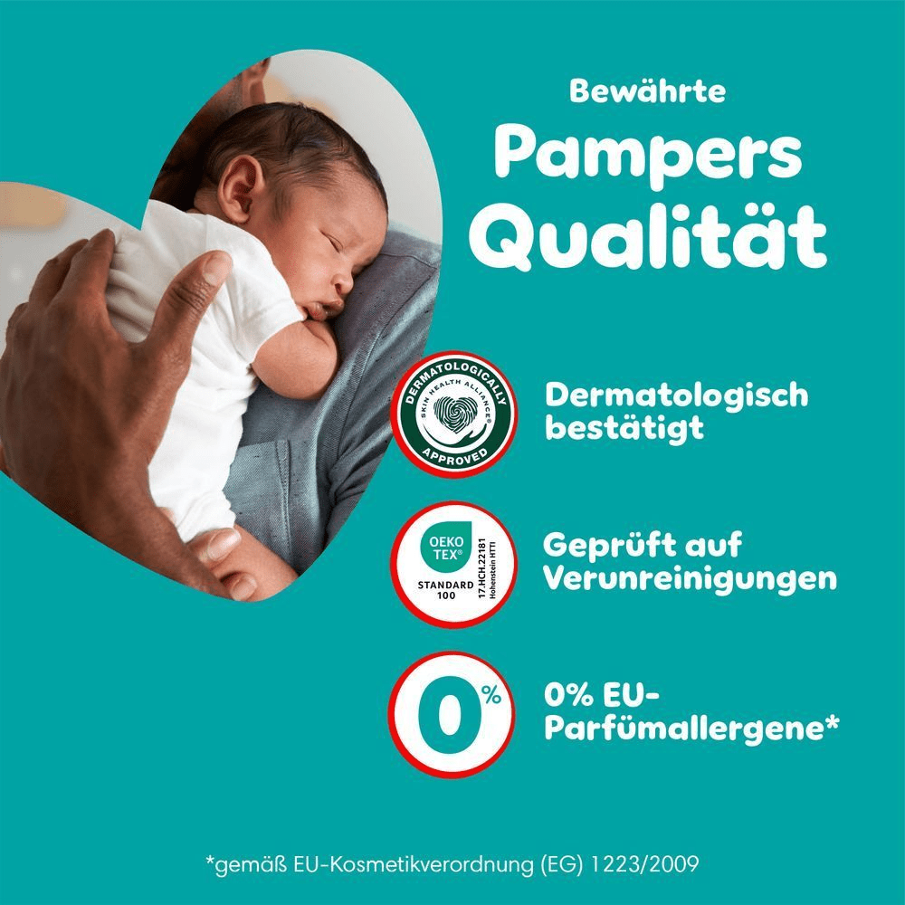 Eine Person hält ein schlafendes Neugeborenes schützend an ihre Brust. Der Text lautet: Bewährte Pampers Qualität. Sie sind dermatologisch bestätigt von Dermatologen der Skin Health Alliance, geprüft auf Verunreinigungen gemäß OEKO-TEX als STANDARD 100, 17.HCH.22181 Hohenstein HTTI www.oeko-tex.com. Sie enthalten 0% EU-Parfümallergene gemäß EU-Kosmetikverordnung (EG) Nr. 1223/2009.