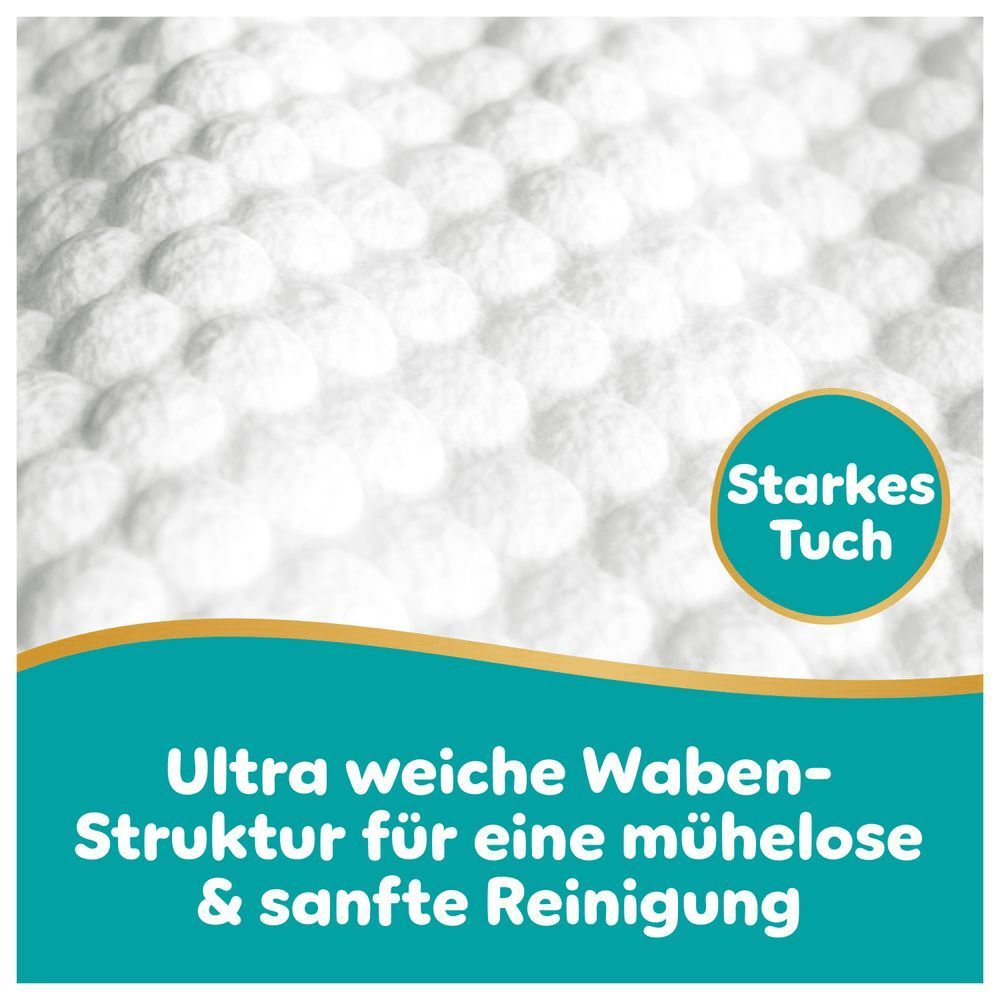 Mutter hält ihr Baby im Arm. Hervorgehoben wird der sanfte Hautschutz der Pampers Soft Touch Feuchttücher ab dem ersten Tag.