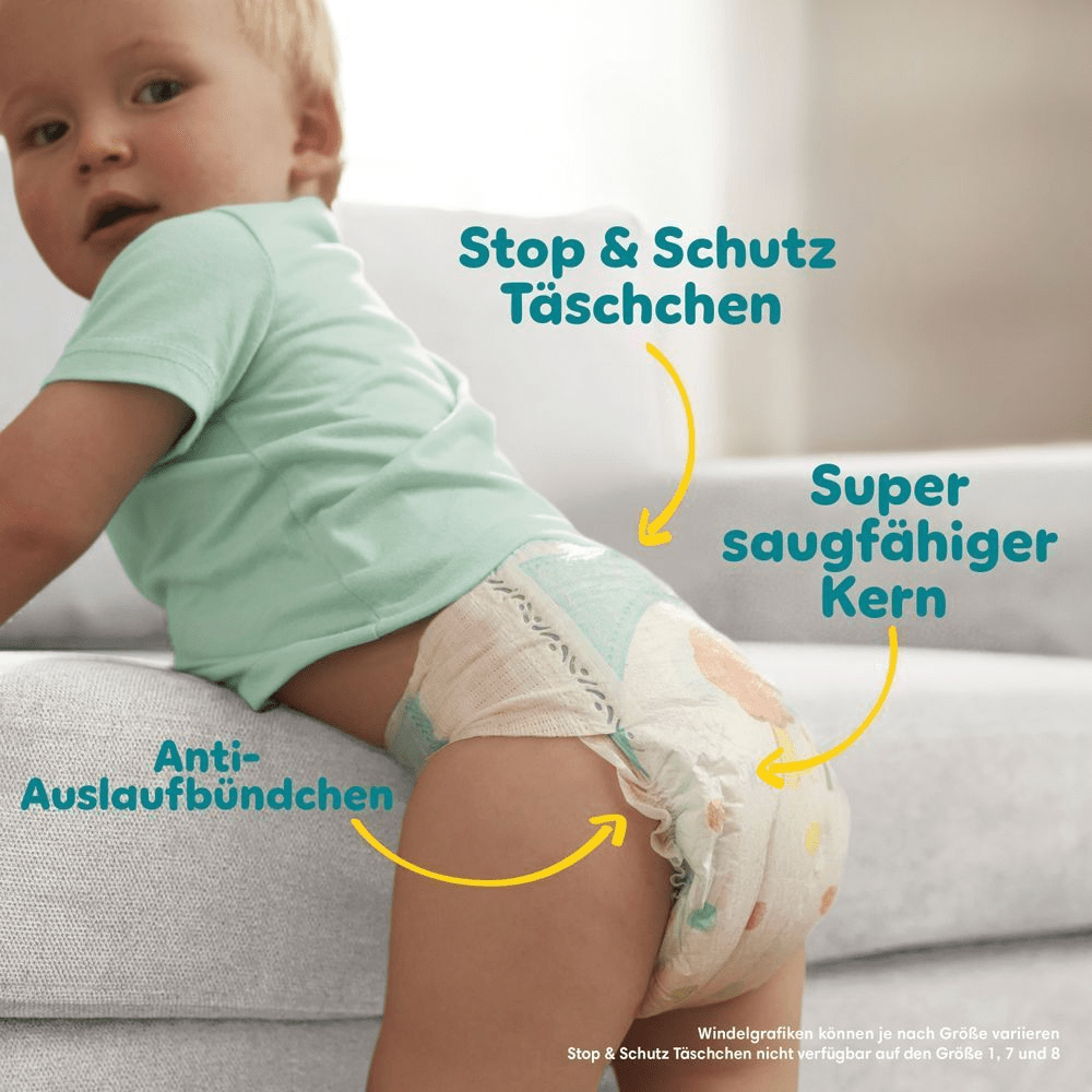 Die Produktvorteile der Baby-Dry Windel werden an einem stehenden Baby, das die Windel trägt, gezeigt.