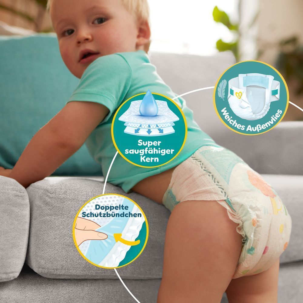 Ein Kleinkind, das eine Pampers Baby-Dry Windel trägt, krabbelt auf einem beigen Sofa. Die Produktvorteile der Windel  werden durch die Grafik um die Windel herum hervorgehoben: weiches Außenvlies, super saugfähiger Kern, doppelte Schutzbündchen.