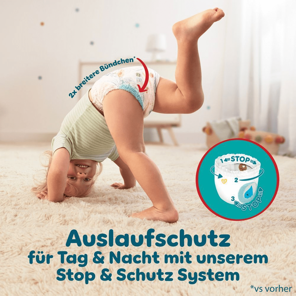 Das Bild zeigt drei Schritte für die Verwendung einer Pampers Pants. Schritt 1: Anziehen- Der erste Schritt zeigt ein Baby, das Pampers Baby-Dry Pants trägt mit Pfeilen, die darauf hinweisen, dass man die Pants einfach nach oben zieht. Schritt 2: Aufreißen- Der zweite Schritt zeigt, wie die Pants entfernt wird,indem man die Seitenbündchen aufreißt. Schritt 3:Einrollen und mit Klebeband verschließen- der  letzte Schritt zeigt die Entsorgung der Pants.