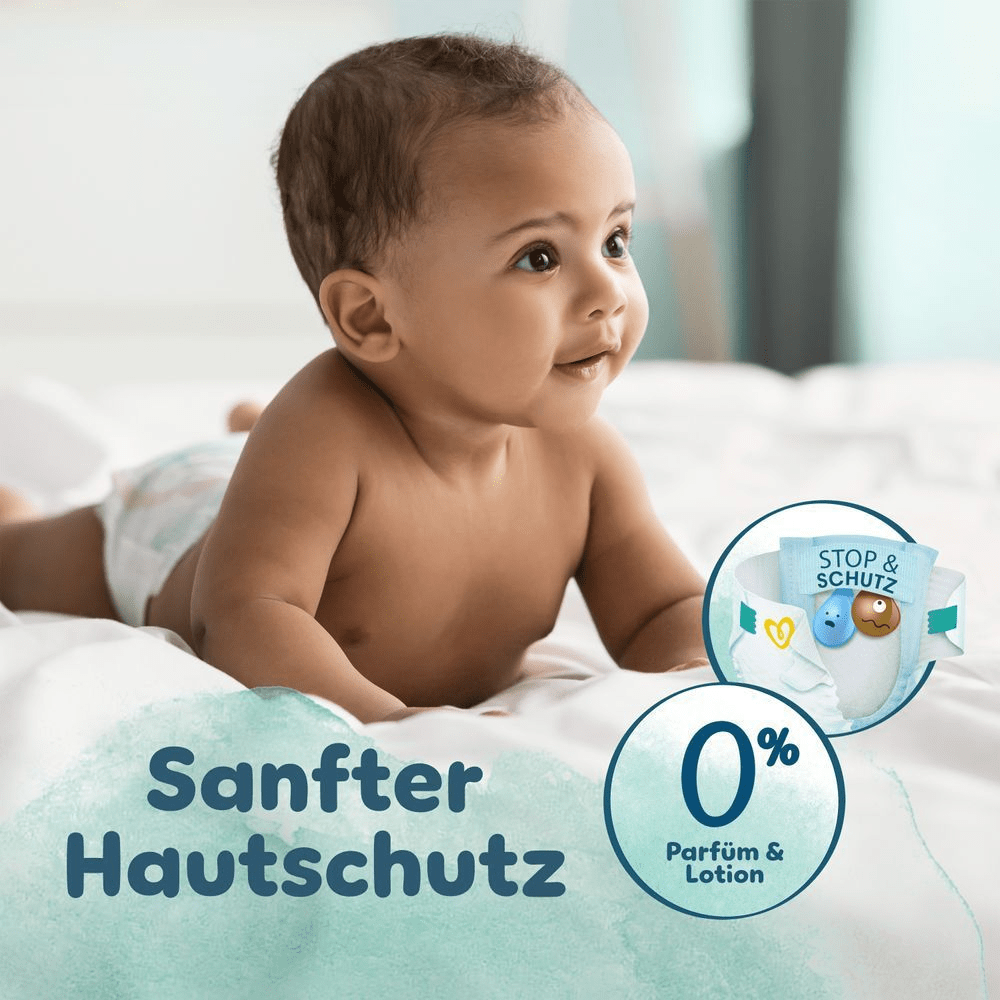 Ein lächelndes Baby, das eine Pampers Harmonie Windel trägt, liegt auf dem Bauch auf einem weichen, weißen Bettlaken. Die Windel verfügt über ein Stop & Schutz Täschchen, das Auslaufen am Rücken verhindert. Der Text auf dem Bild lautet „Sanfter Hautschutz“ und „0% Parfüm & Lotion“