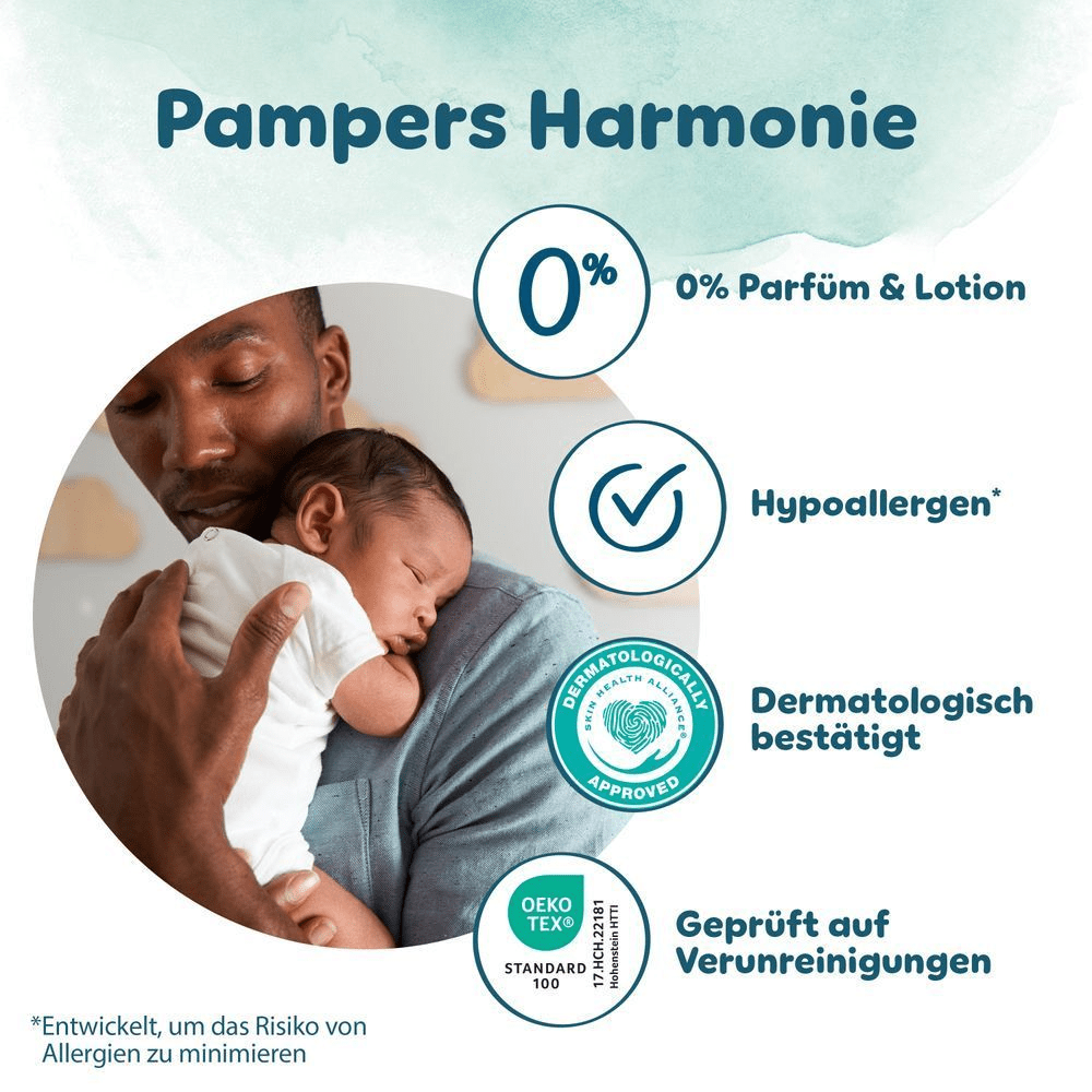 Eine Person hält ein schlafendes Neugeborenes schützend gegen die Brust. Der Text lautet: Pampers Harmonie Windeln enthalten 0% Parfüm & Lotion. Sie sind hypoallergen und dermatologisch bestätigt von Dermatologen der Skin Health Alliance. Sie sind geprüft auf Verunreinigungen und getestet gemäß STANDARD 100 von OEKO-TEX, 17.HCH.22181 Hohenstein HTTI zertifiziert, www.oeko-tex.com.