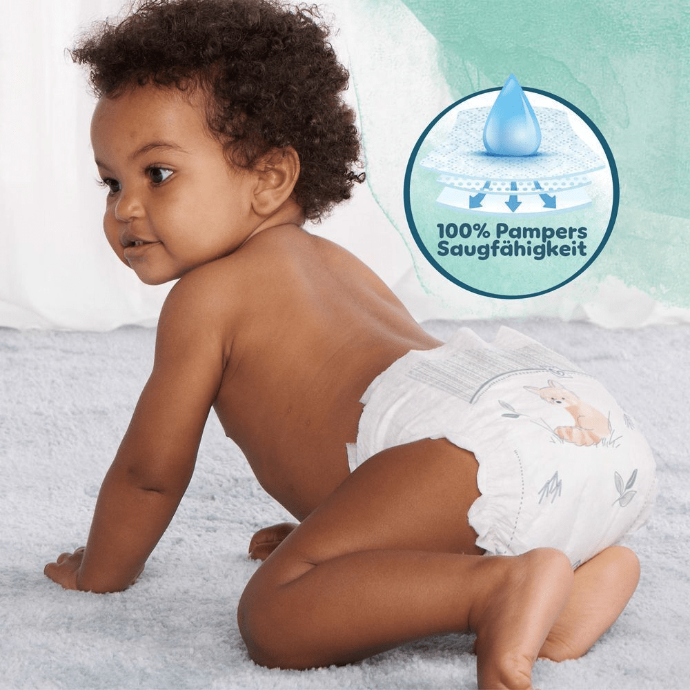 Ein Baby mit lockigem Haar, das eine Pampers Harmonie Windel mit einem niedlichen Fuchsdesign trägt, krabbelt auf einer weichen, hellblauen Decke. Eine Illustration neben dem Baby zeigt einen Querschnitt der Windel mit einem Wassertropfen, der den super saugfähigen Kern symbolisieren soll. Im Text steht: 100 % Pampers Saugfähigkeit.